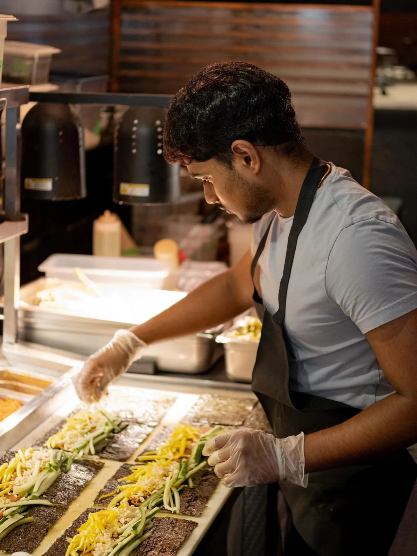 Afin d&rsquo;avoir un menu aussi diversifi&eacute; que le n&ocirc;tre, beaucoup de pr&eacute;paration doivent &ecirc;tre accomplies par notre &eacute;quipe de cuisine ! On a d&eacute;cid&eacute; de vous montrer un peu l&rsquo;envers du d&eacute;cor a