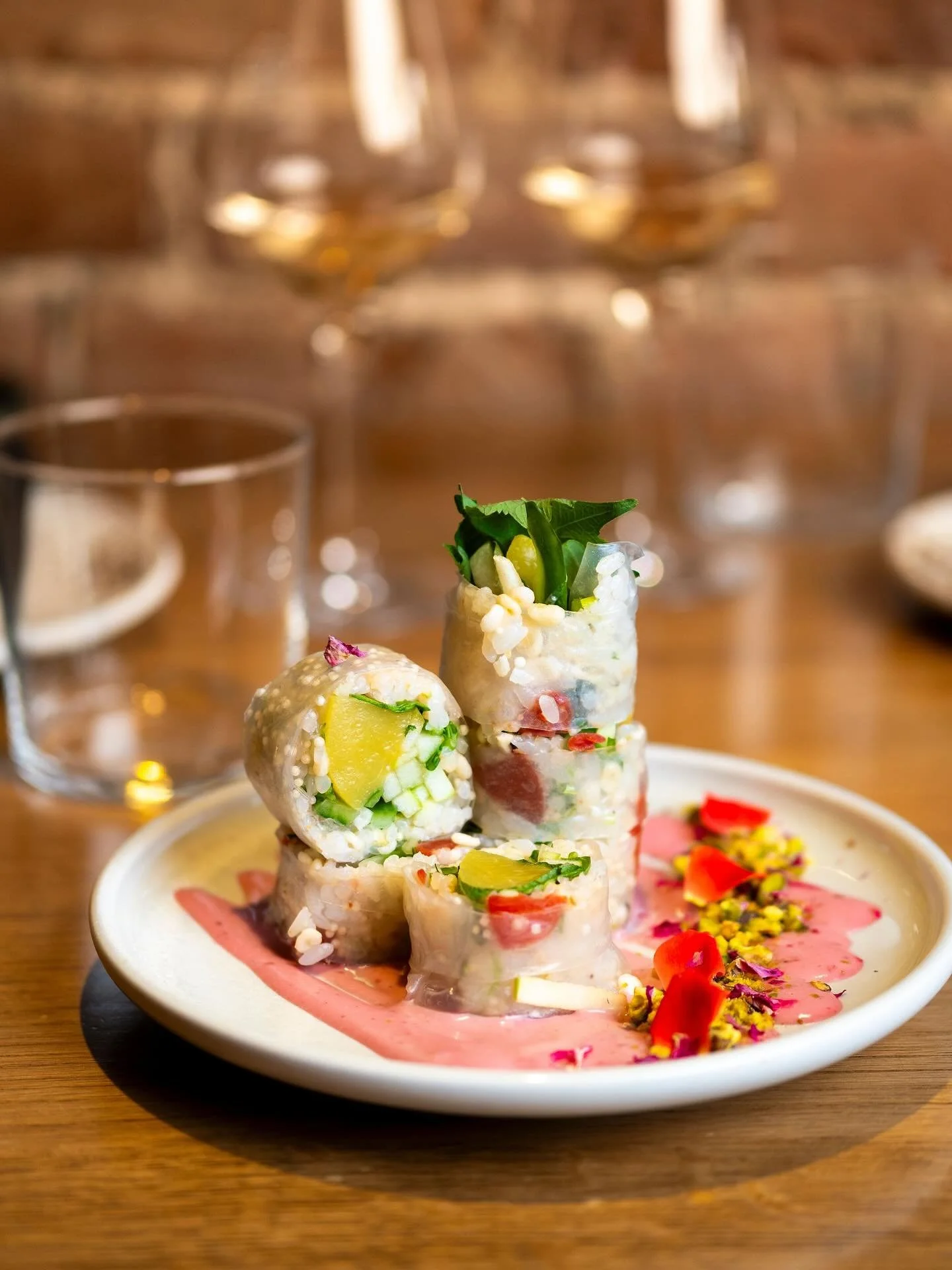 VALENTINE 🌿 L&rsquo;avez-vous essay&eacute; ? C&rsquo;est un de nos chouchous sur notre menu, il est tellement bon 😍 Feuille de riz, p&ecirc;che, pomme verte, concombre, ricotta de coco, &eacute;mulsion framboise et pistache. On vous attend ce soir