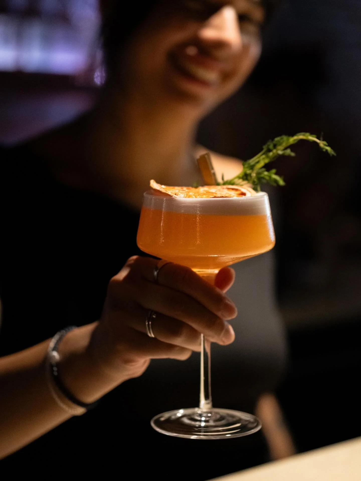Venez c&eacute;l&eacute;brer le d&eacute;but du week-end avec nous ! Rien de mieux qu&rsquo;un bon cocktail ou mocktail pr&eacute;par&eacute; par notre &eacute;quipe pour bien d&eacute;buter la fin de semaine 🥳 &Ccedil;a tombe bien, quasiment toute 