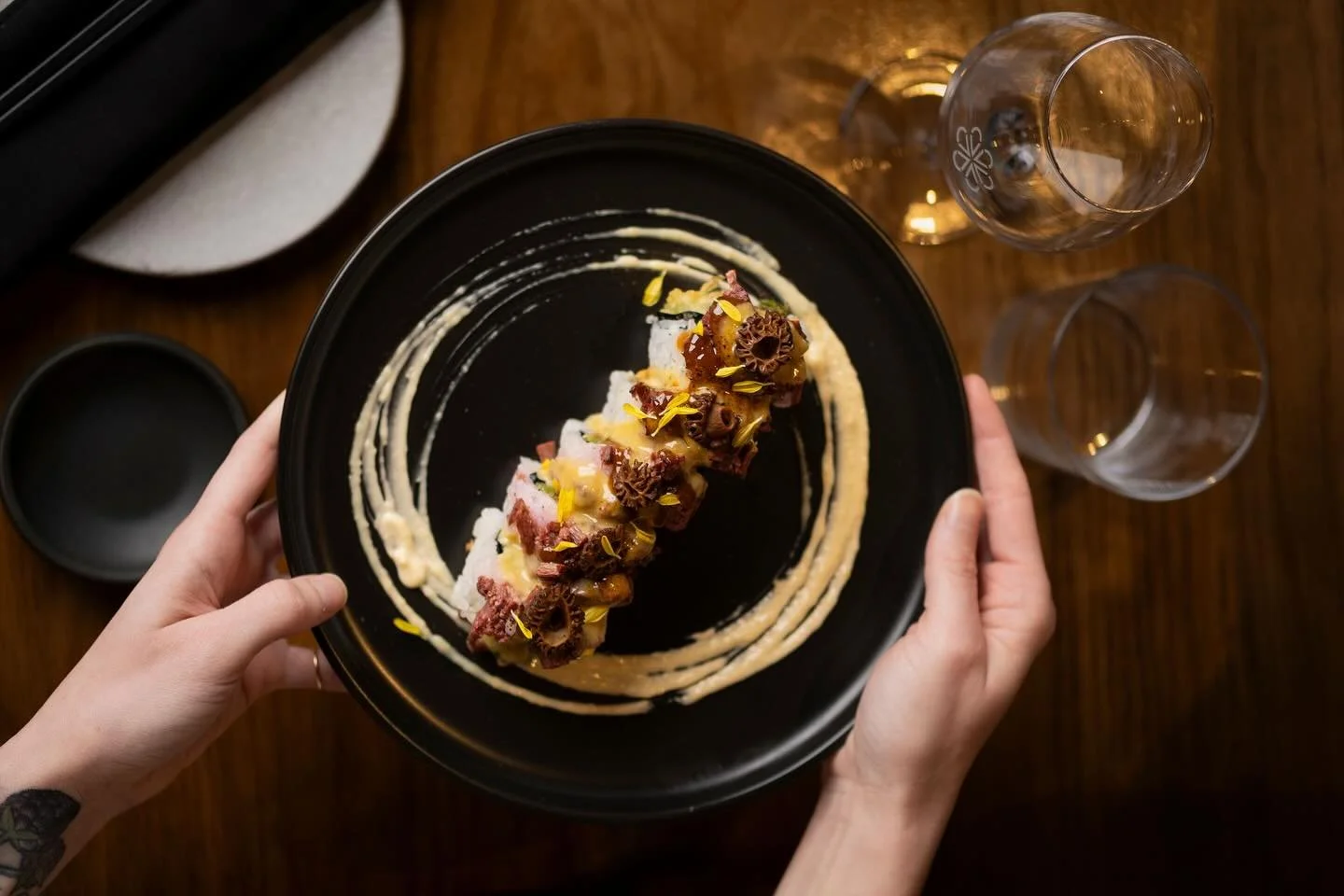 FAUX FILET 🌿 Steak de soya, morilles, asperge, oignon vert et shishito tempura, truffe, teriyaki, sauce miso-parmesan, &eacute;mulsion wasabi, flamb&eacute;. Aussi beau que bon, c&rsquo;est d&eacute;j&agrave; un grand favoris du public 🤩 
_________