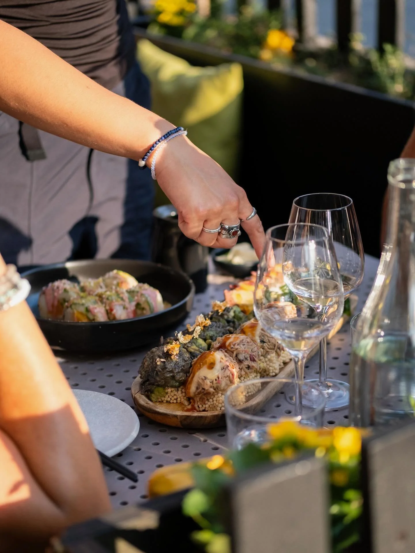 Venez profiter des derniers beaux jours d&rsquo;&eacute;t&eacute; avec nous sur notre terrasse 🌼 Notre &eacute;quipe de service incroyable vous attend avec les meilleurs sushis en ville ! 😋 R&eacute;servez votre exp&eacute;rience sur sushimomo.ca ?