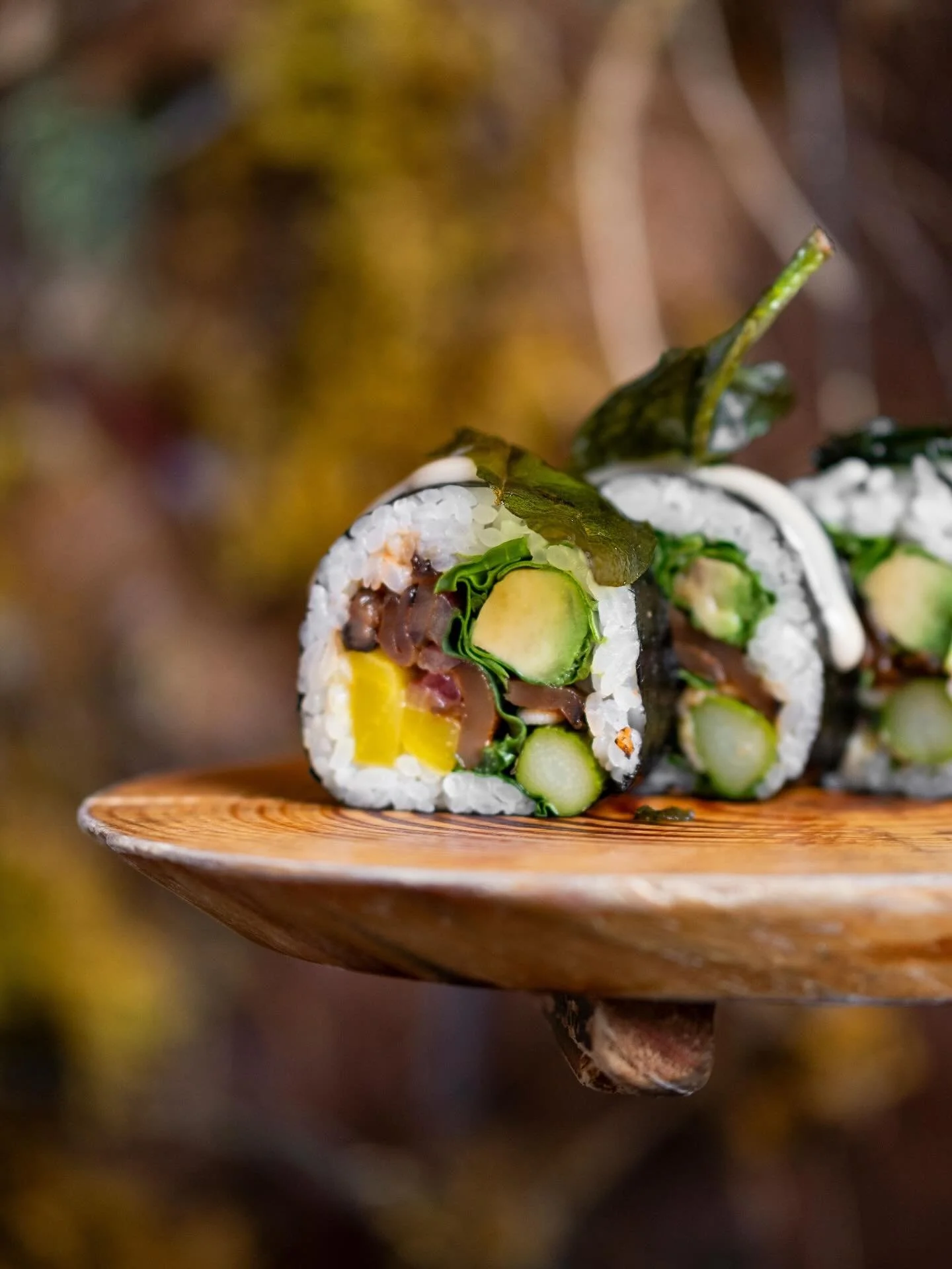 UMAMI 🌿 Shiitake, &eacute;pinard, roquette, avocat, oignon vert tempura, oshinko, oignon rouge marin&eacute;, coriandre, chimichurri, &eacute;mulsion s&eacute;same 💫 R&eacute;server votre table sur sushimomo.ca 
_______________________
UMAMI 🌿 Shi