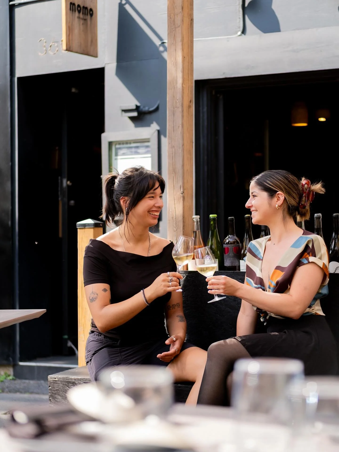 Aujourd&rsquo;hui on vous pr&eacute;sente notre &eacute;quipe de sommeli&egrave;res derri&egrave;re notre magnifique carte de vin 🍷 Bianca et Layna travaillent ensemble depuis plus de 3 ans afin de vous d&eacute;nicher les meilleurs vins possibles t