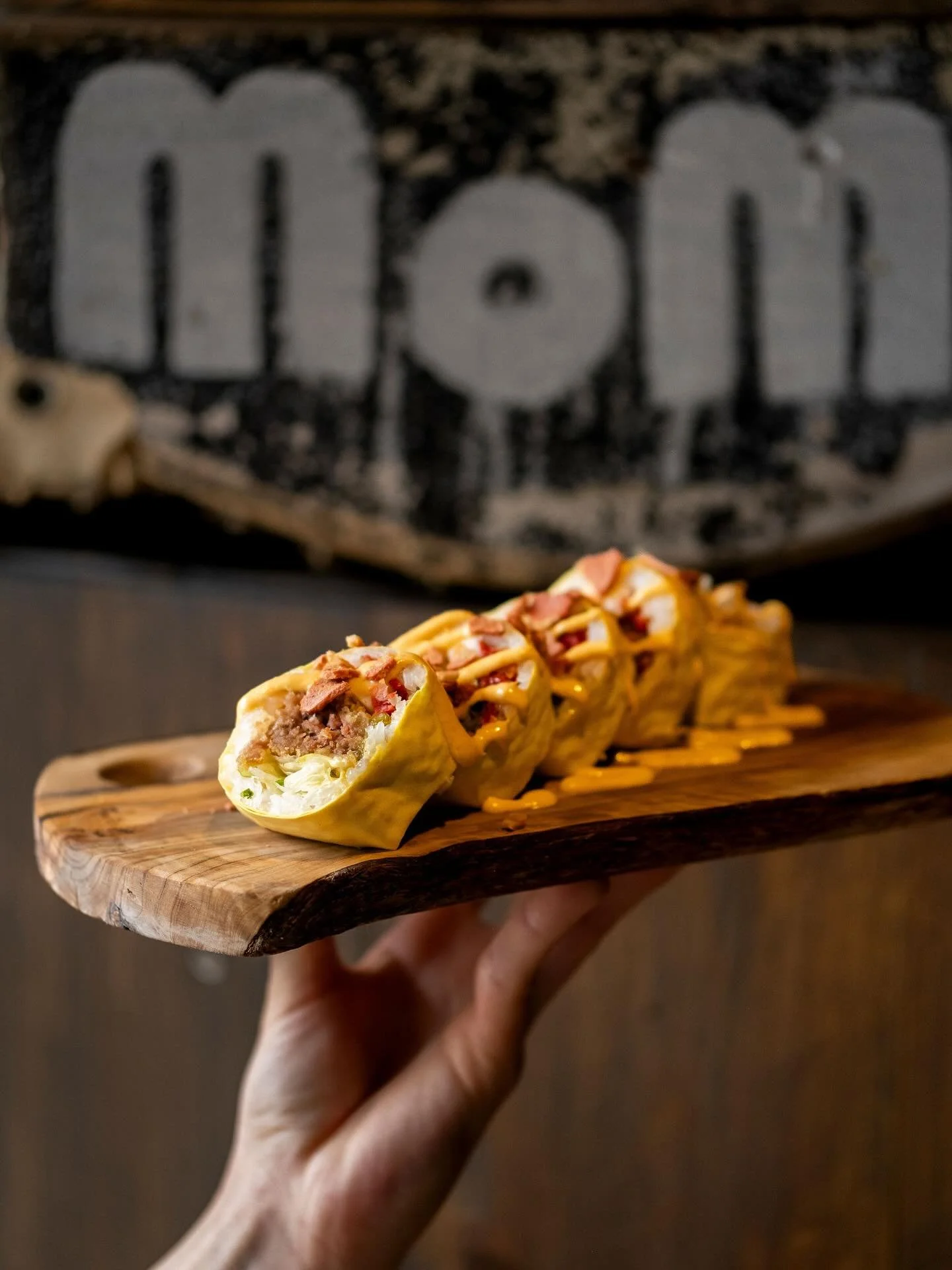 BIG MOMO 🌿 Un cheeseburger v&eacute;gane dans un sushi &hellip;. Nous avons os&eacute; et c&rsquo;est d&eacute;licieux ! 🤤 Boeuf et bacon de soya, fauxmage cheddar, laitue iceberg, tomate s&eacute;ch&eacute;e et shishito marin&eacute; avec une sauc