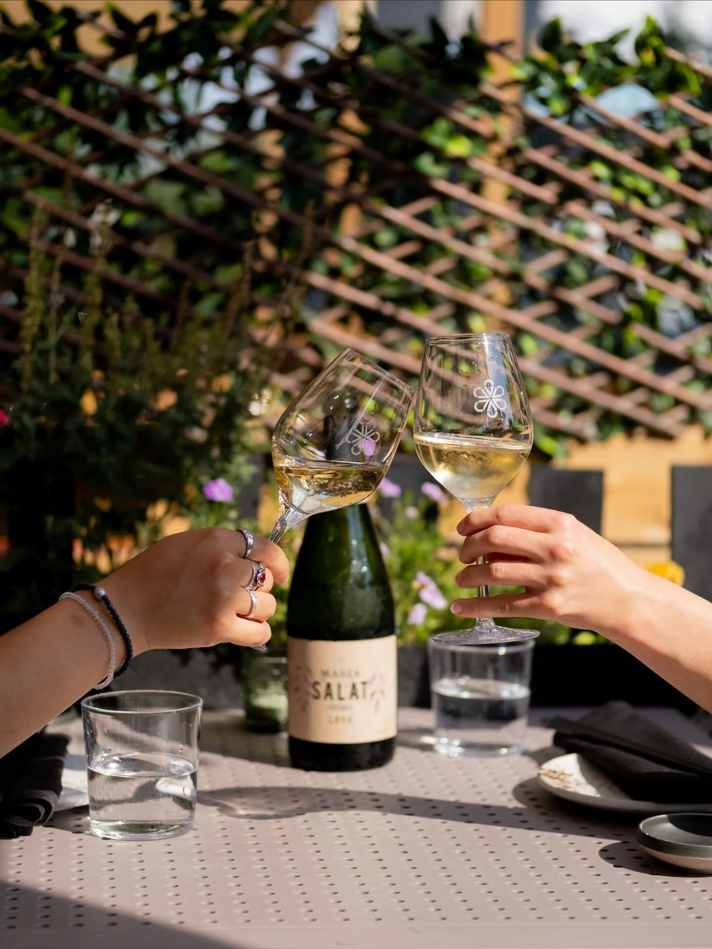 C&rsquo;est Vin-dredi 🍷🥳 Nous sommes toujours pr&ecirc;ts &agrave; vous accueillir avec une carte des vins magnifiques. En plus, vous serez servis par des gens passionn&eacute;s ! Pour les amateurs de sak&eacute;, nous avons aussi une tr&egrave;s g