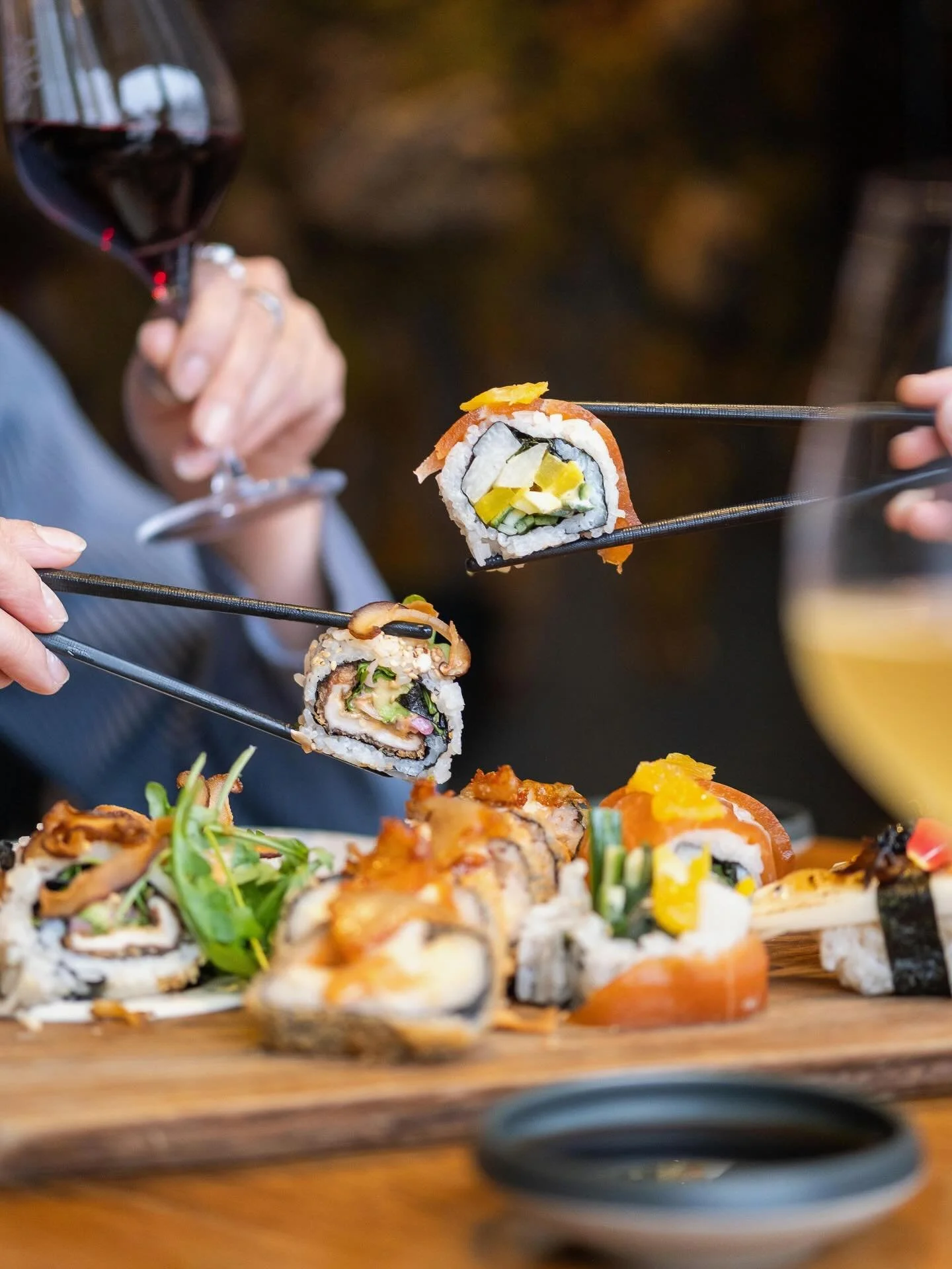 On vous pr&eacute;sente notre menu des f&ecirc;tes 2025 🎄 Nous vous proposons un menu en 5 services avec possibilit&eacute; d&rsquo;accord de vin et sak&eacute; 🍶 Ce menu exclusif sera disponible du 23 au 31 d&eacute;cembre et remplacera notre Omak