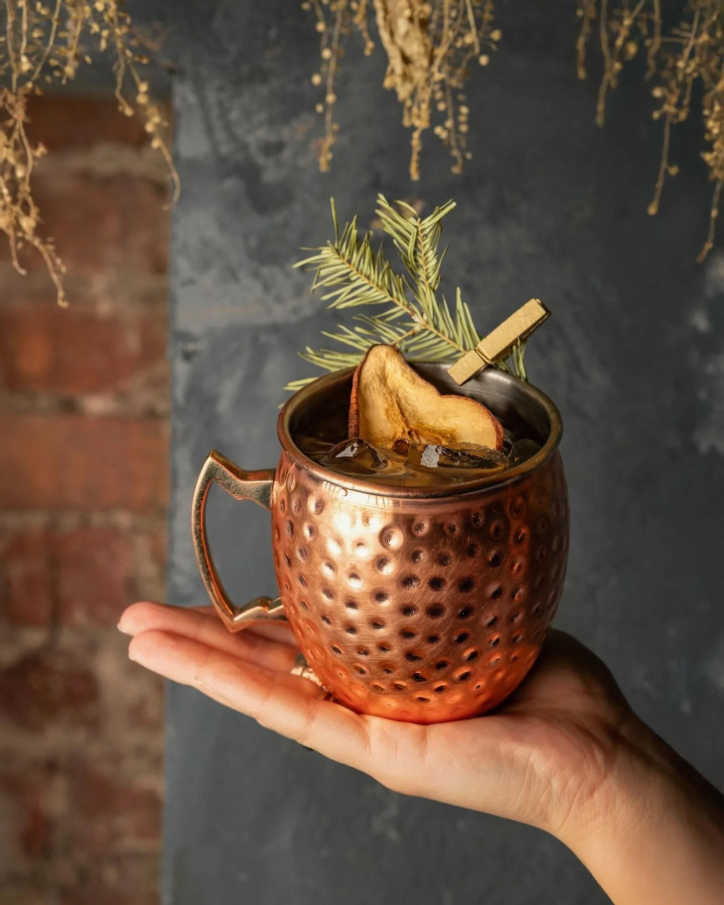 Avez-vous eu la chance de go&ucirc;ter notre nouvelle carte de cocktail et mocktail signature d&rsquo;hiver ? 👀 Ici on vous pr&eacute;sente la Mule d&rsquo;&eacute;pinette avec de l&rsquo;ac&eacute;rum vieilli en barrique de la @distilleriemitis , p