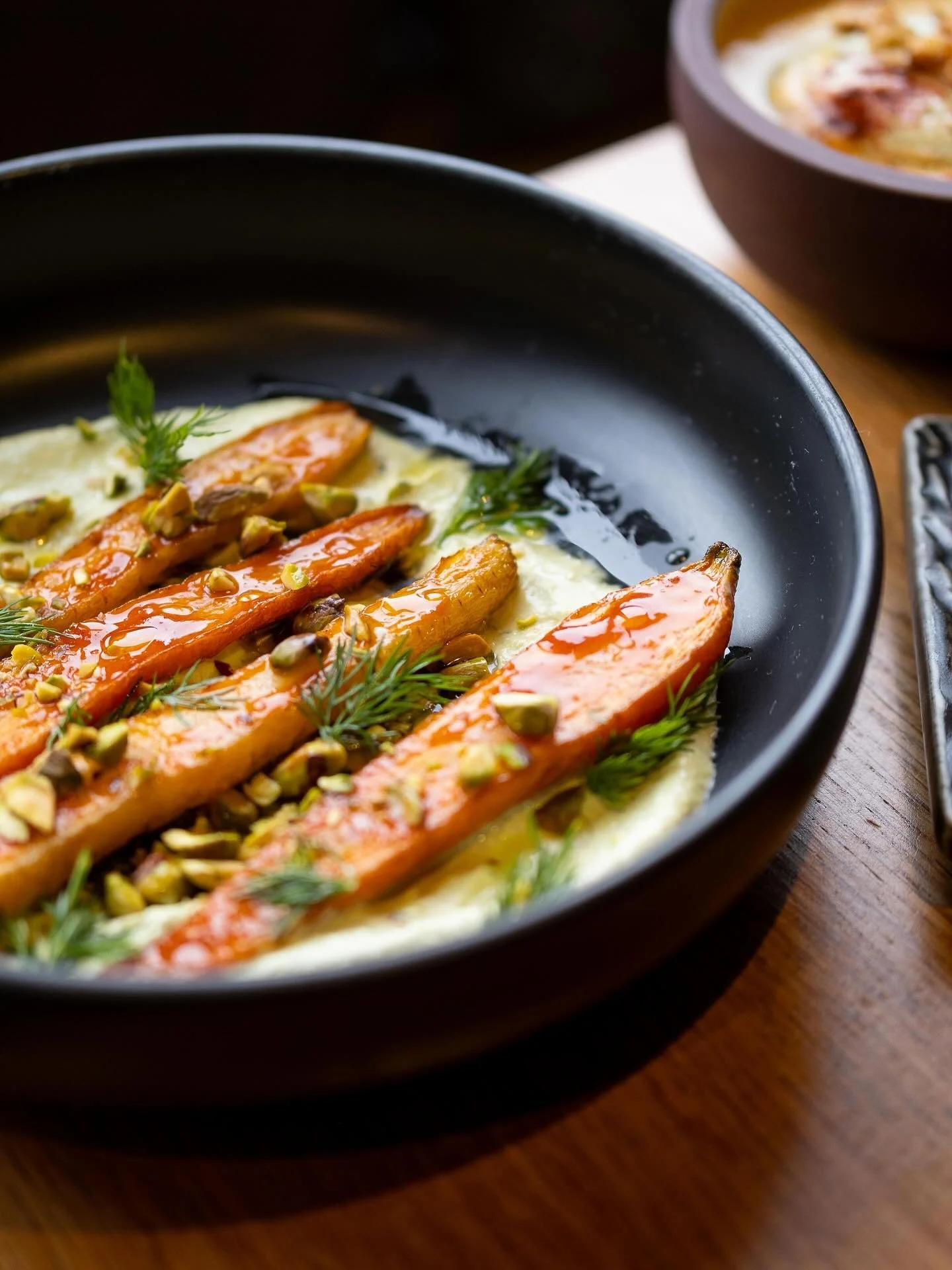 C'est &agrave; partir d'aujourd'hui que notre menu des f&ecirc;tes est disponible! 🎊 Il s'agit d'un 5 services &agrave; 65$/personne pour lequel notre chef, @chefchristianventura, a con&ccedil;u des items exclusifs qui n'ont encore jamais vu le jour