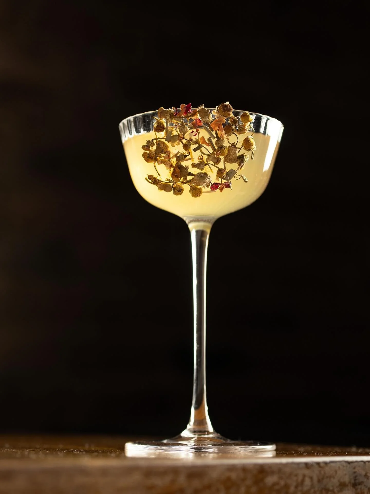 Cam&eacute;lia 🌿 Devenu un classique hivernal chez Momo, maintenant disponible avec ou sans alcool pour le bonheur de toustes 😍 Tequila, chartreuse jaune, camomille, lime. Une belle douceur &agrave; s&rsquo;offrir &agrave; votre prochaine visite ! 