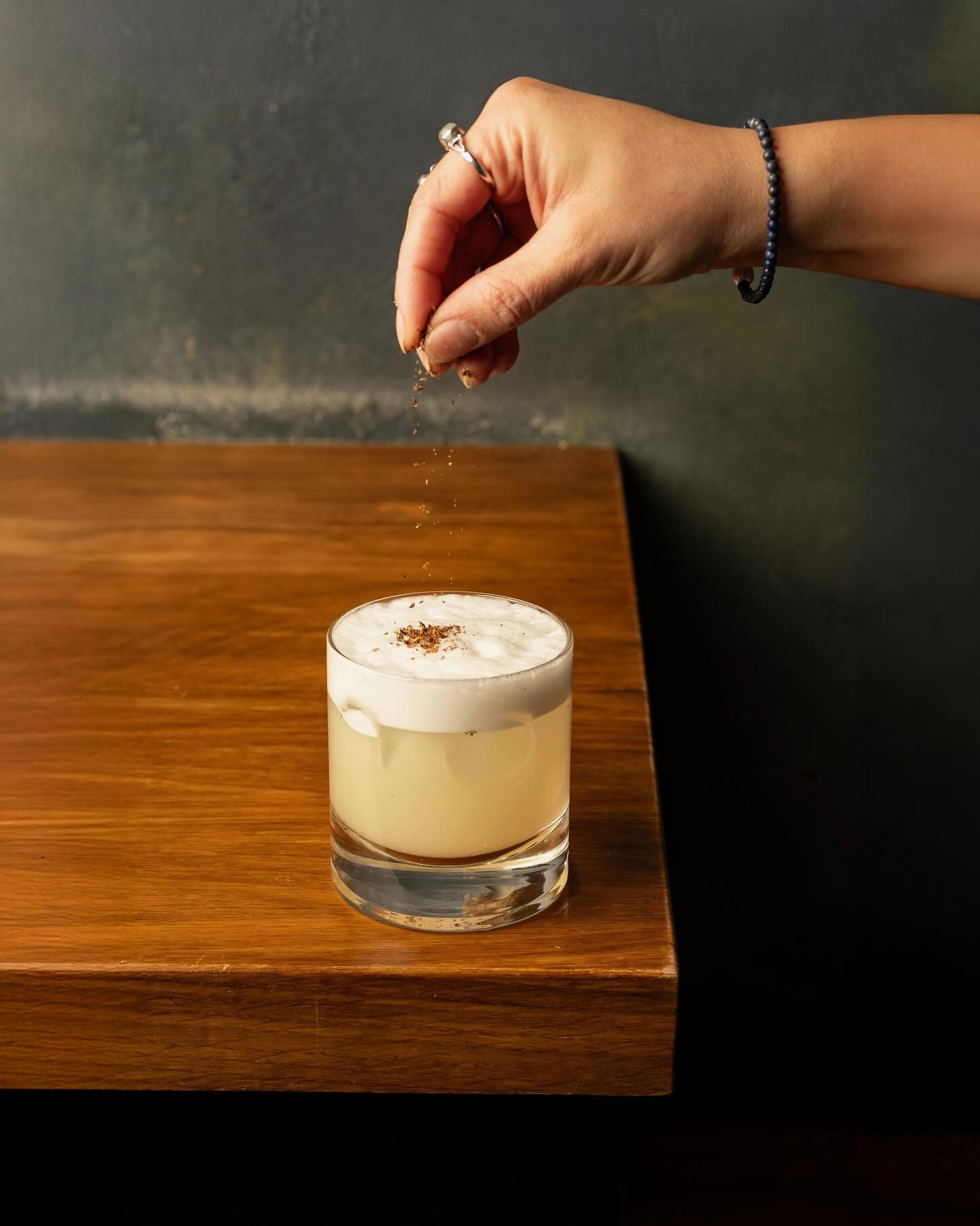 SANSHO SOUR 🌿 Umeshu, eau-de-vie de prune de @distilleriedemontreal, poivre sansho et cardamome. Un vrai coup de coeur de l&rsquo;&eacute;quipe et de toustes celleux qui l&rsquo;ont essay&eacute; 😍 Aussi disponible en version sans alcool ! R&eacute