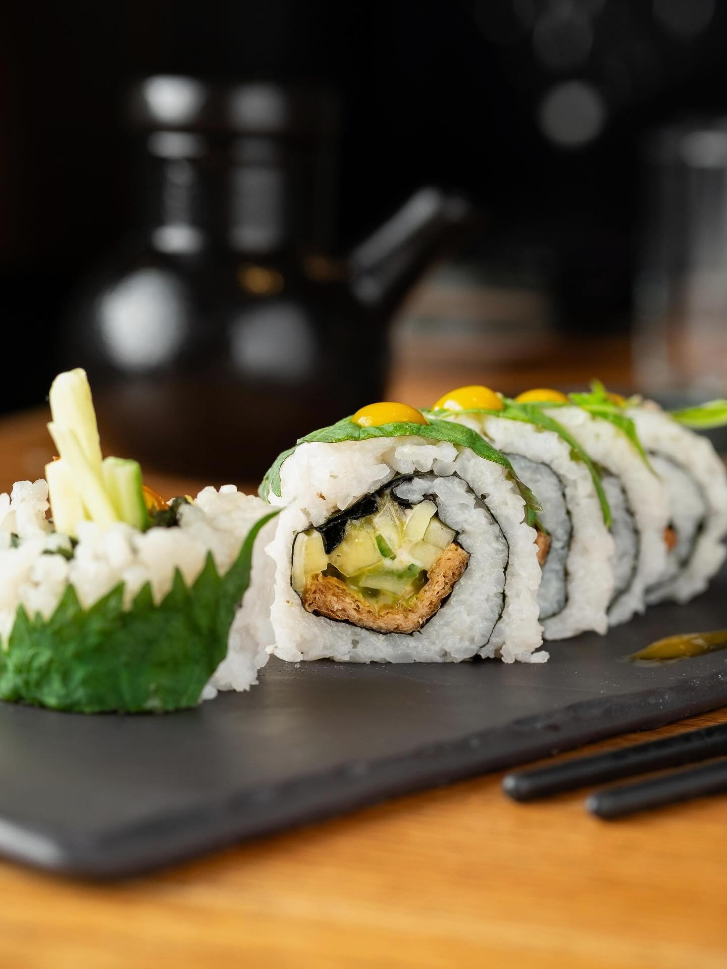 Un grand classique depuis le tout d&eacute;but de notre aventure &hellip; MOMO 🌿 Oba, tofu inari, mangue, concombre, curry japonais, basilic, &eacute;mulsion yuzu-mangue. Pour r&eacute;server votre exp&eacute;rience avec nous, rendez-vous sur sushim