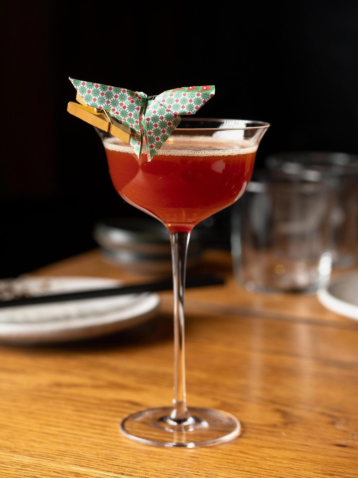 Nous avons exactement ce qu&rsquo;il vous faut pour vous r&eacute;chauffer durant ce vortex polaire 🥶 

Voici L&rsquo;ORIGAMI 🦋 Amaro, liqueur de camerise, amermelade, cannelle et romarin.

Aussi disponible en version mocktail 0% pour le plus grand