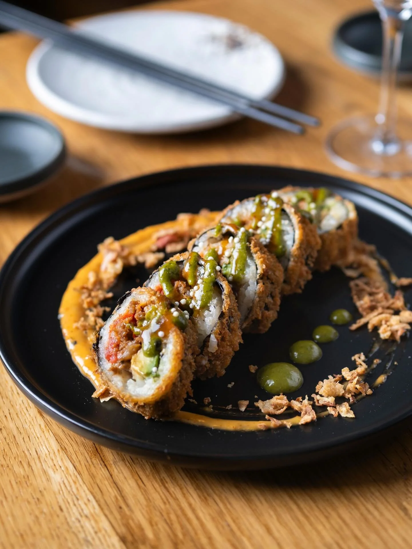 Un incontournable &agrave; toutes vos visites 🤩 Sur le menu depuis plus de 8 ans d&eacute;j&agrave;, le GYU est encore un de nos plus grands vendeurs ann&eacute;es apr&egrave;s ann&eacute;es ! Rouleau frit avec du b&oelig;uf v&eacute;gane &agrave; l