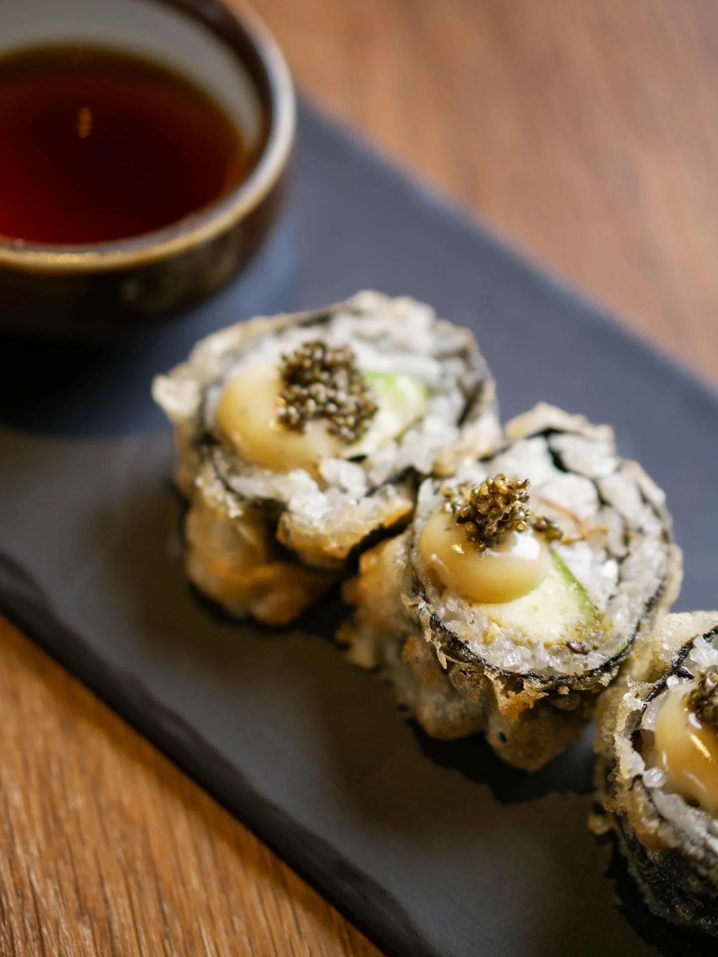 Avocat frit 🥑 Rouleau &agrave; l&rsquo;avocat, &eacute;mulsion &agrave; la truffe, caviar v&eacute;gane, servi avec une sauce soja blanche infus&eacute;e &agrave; la feuille d&rsquo;oba. Nous sommes ouverts ce soir d&egrave;s 17h 🌿