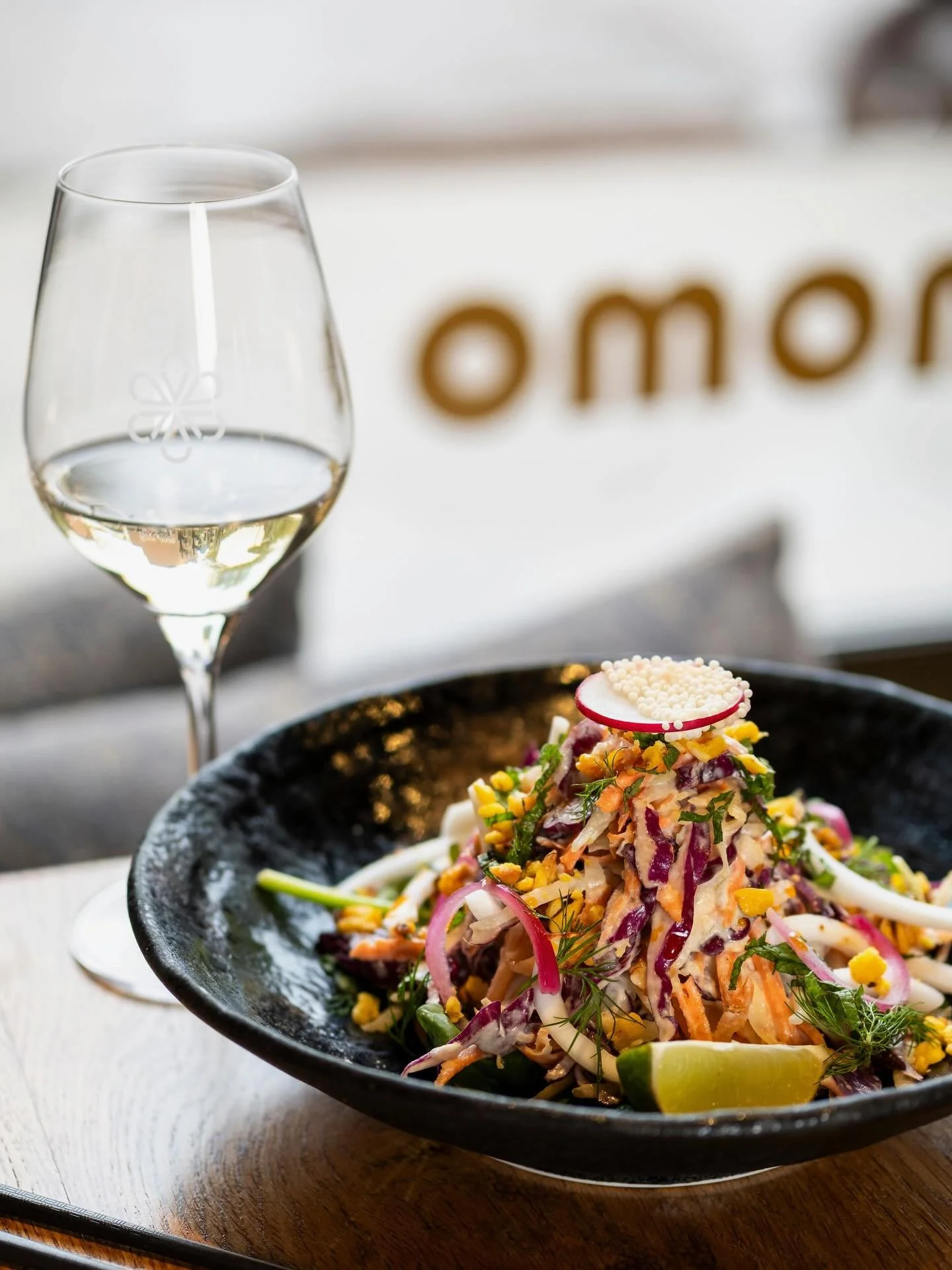 Notre salade Tha&iuml; disponible &agrave; la carte ou dans notre menu d&eacute;gustation ✨ Et pourquoi pas l&rsquo;accompagner d&rsquo;un vin blanc ? R&eacute;servez votre table sur sushimomo.ca ou passer nous voir d&egrave;s 17h en semaine/16h la f