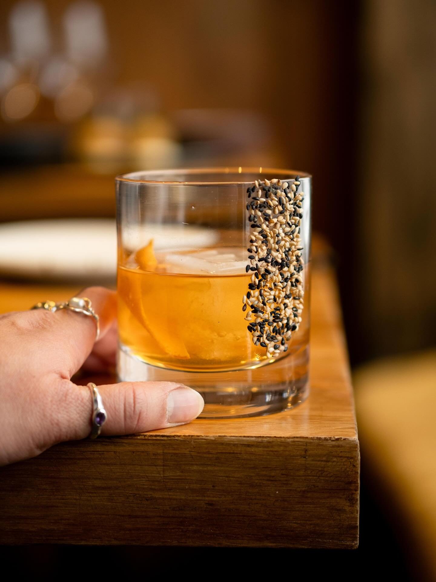 S&eacute;same d&eacute;mod&eacute; 🌿 &Agrave; la grande demande, il est toujours disponible sur notre carte d&rsquo;hiver depuis maintenant 3 ans 🥃 Whisky Japonais et liqueur d&rsquo;&eacute;rable fat-wash &agrave; l&rsquo;huile de s&eacute;same. P