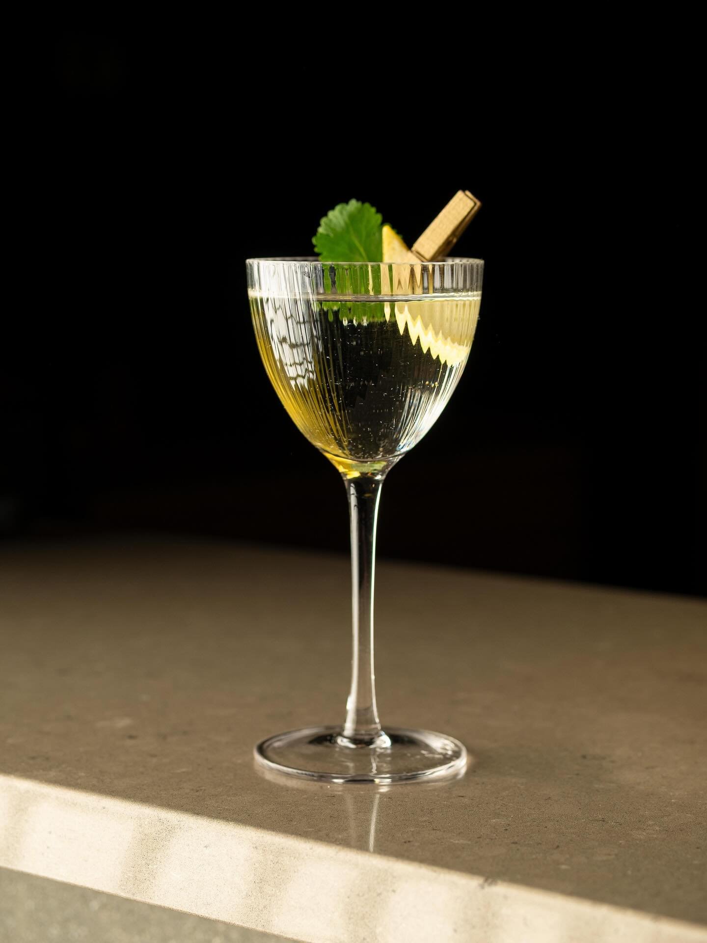 Derni&egrave;re journ&eacute;e pour commander notre martini KOUSAI avant de faire place &agrave; la carte du printemps 🌿 Pisco, vermouth blanc, coriandre 🍸 

#martini #vegan #cocktail #montreal #mixologie