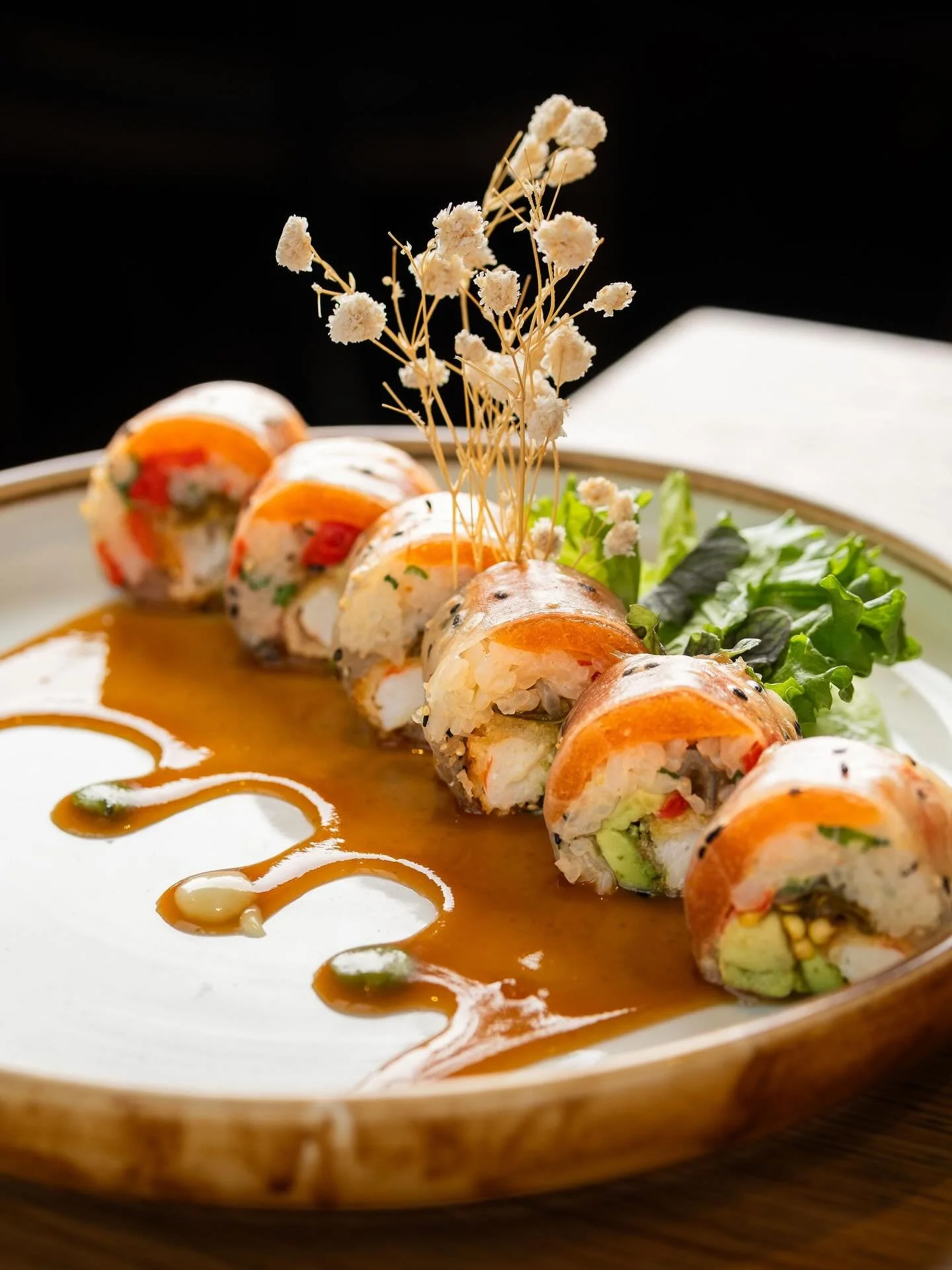 Notre magnifique rouleau Geisha 🌱 Feuille de riz, saumon v&eacute;gane, crevette v&eacute;gane, piment shishito marin&eacute;, oignon vert et fukujin zuke. Servi avec notre sauce secr&egrave;te Momo aux agrumes et une sauce yuzu-gingembre. R&eacute;