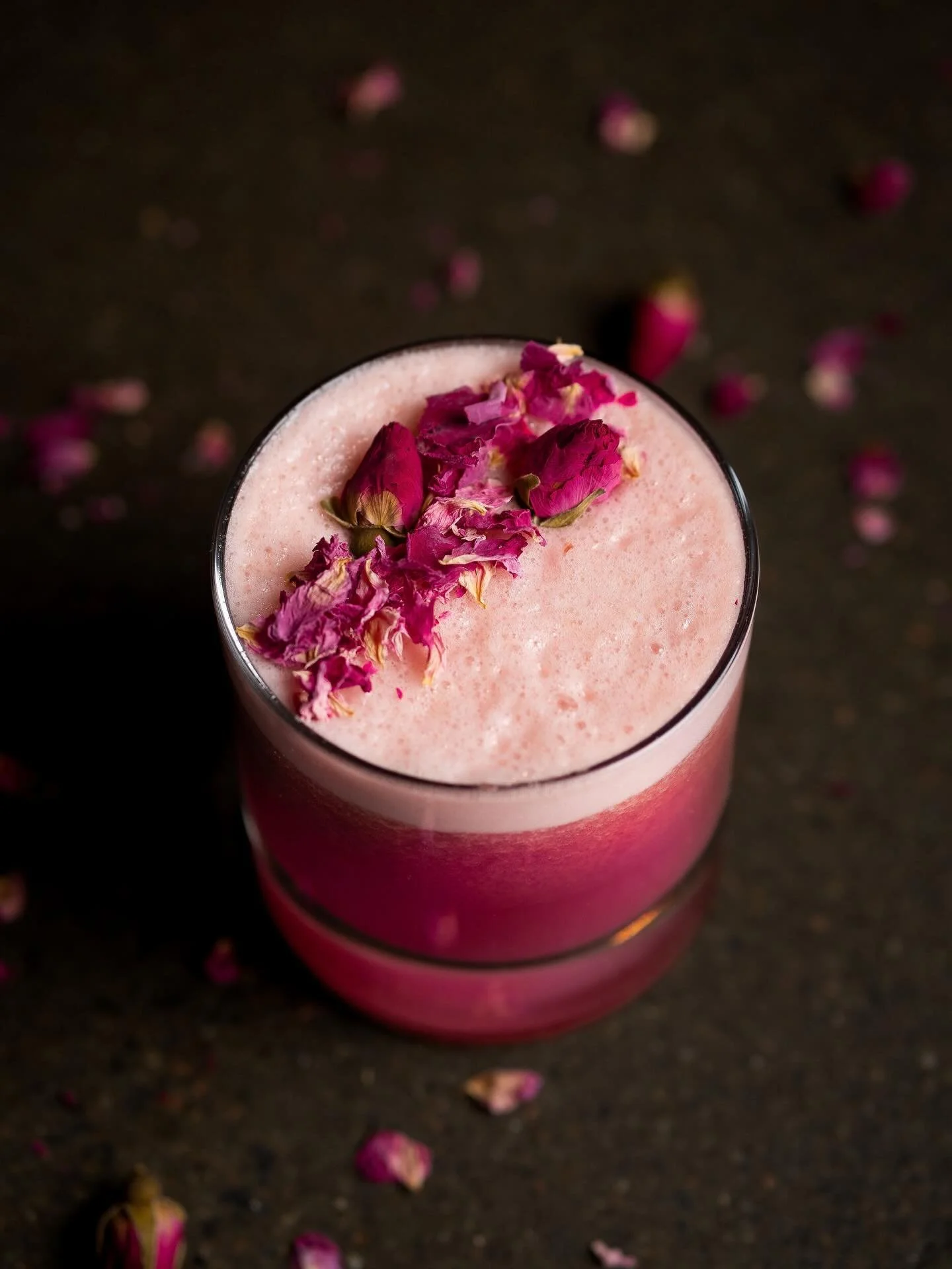 &Agrave; chaque ann&eacute;e on nous demande de ramener ce cocktail sur la carte &hellip; Juste &agrave; temps pour le printemps et la sortie des bourgeons, le voici enfin ! MARCH&Eacute; FERMIER 🌹 

Vodka, fraise, betterave, pistache et p&eacute;ta