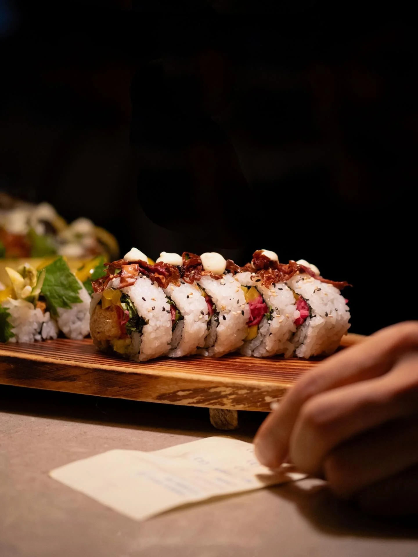 On vous attend ce soir de 16h &agrave; 23h ! Les meilleurs sushi en ville sont servis ici ✨🌿 

#veganrestaurant #plantbasedfood #sushi #montreal #vegan