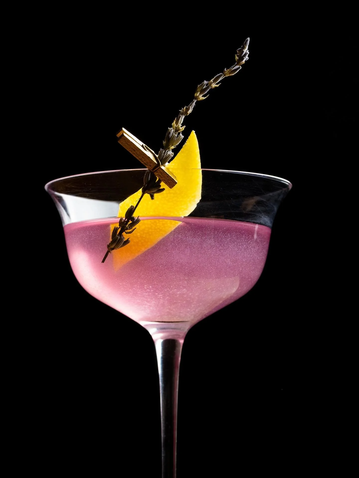 C&rsquo;est vendredi, on vous attends avec les meilleurs cocktails &amp; mocktails en ville ✨ R&eacute;servez votre table sur sushimomo.ca ou appelez nous au 514-825-6363 

Ici Cassiop&eacute;e ; gin, umeshu &agrave; la lavande, vermouth, th&eacute; 