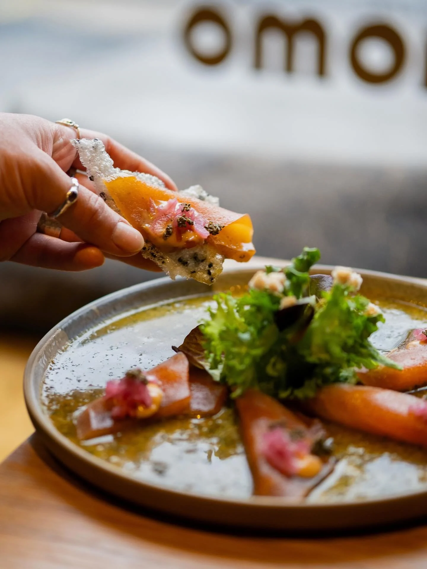 TIRADITO 🌿 Sashimi de saumon v&eacute;gane, leche de tigre &agrave; la coriandre, sauce kabocha, oignon rouge marin&eacute;, caviar d&rsquo;algues. Servi avec chips de riz. Disponible &agrave; la carte ou dans notre menu d&eacute;gustation ✨ 

R&eac