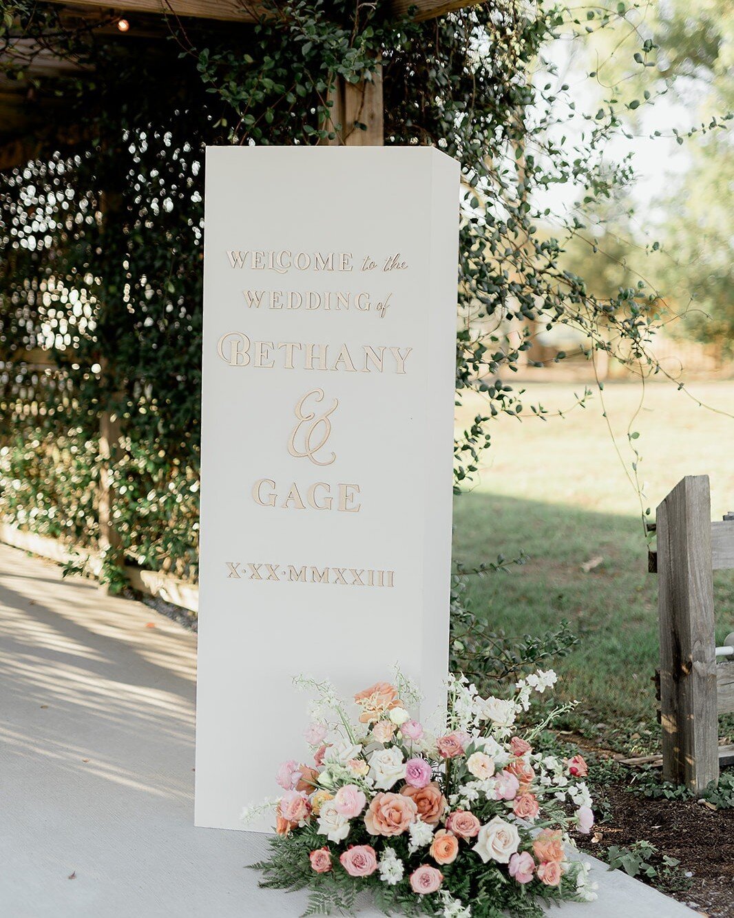 Wedding signage! It&rsquo;s something that sometimes gets forgotten about because it&rsquo;s one of those &ldquo;little&rdquo; things that you can do later! But they are important! 

Here&rsquo;s some of the signs you may want to get:
&bull; Welcome 