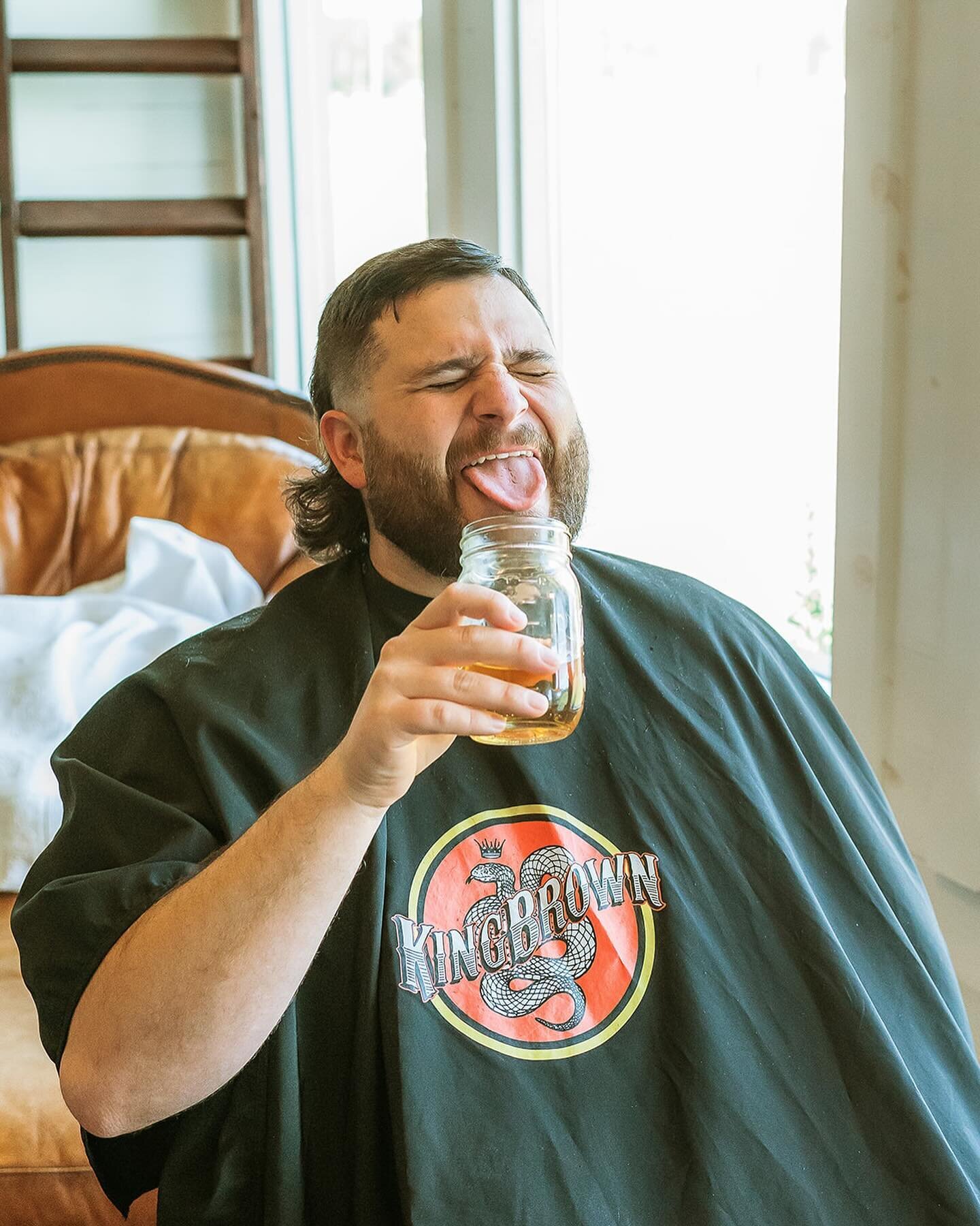 Fresh cut on the day? I&rsquo;d say so!⁠
⁠
I loved that Toby got his barber to come in the morning of and freshen him up! The girls were getting pampered and he was too!⁠
⁠
B&amp;G: @shilohm_smith &amp; @tobyjuan_kanoby 
Venue: @theberrybarn_thegreen