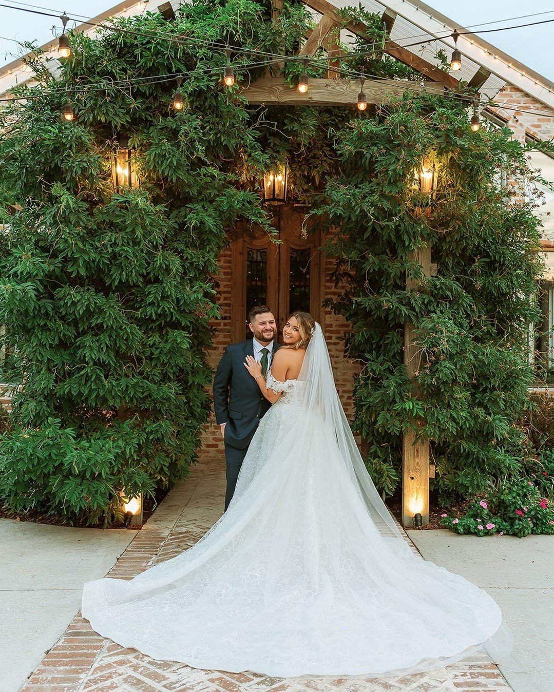 These colors are giving me life! 

This color palette can be used in every season of the year! So don&rsquo;t be afraid to have this jewel tone wedding in the fall, spring, summer, or winter!!

Venue: @theberrybarn_thegreenery ⁠
Wedding Planner: @bon