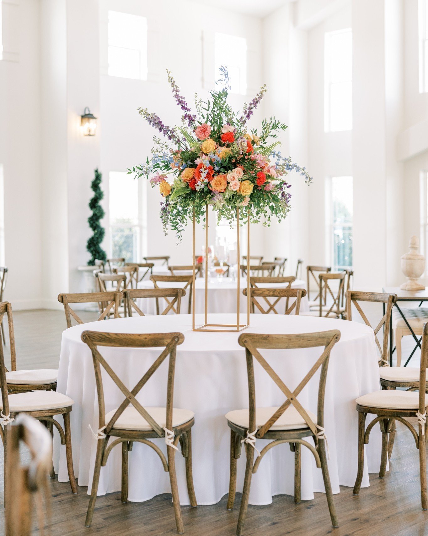 Summer is right around the corner and our feed is filling up with these beautiful bright florals, needless to say&hellip;we are in love!

Don&rsquo;t be afraid to add color to your wedding color palette at anytime of year! 

Want to see a bright vibr