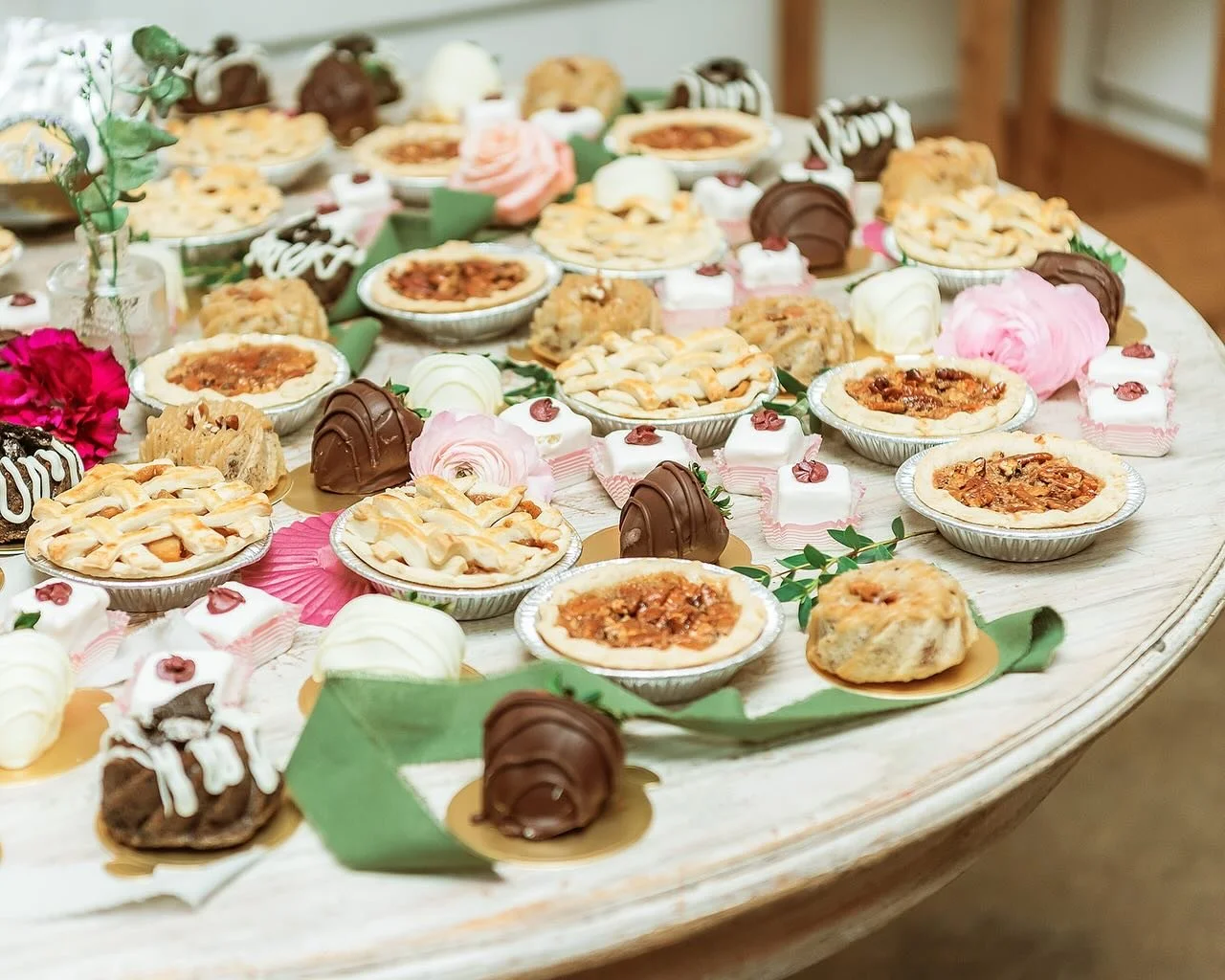 A sweet ending to an unforgettable night.✨

We love a couple who skips tradition and chooses a dessert table filled with their favorites.🤍
-
Wedding Planner: @bontemps.eventplanning
Venue: @theberrybarn_thegreenery 
Photographer: @joyywithjess 
Beau