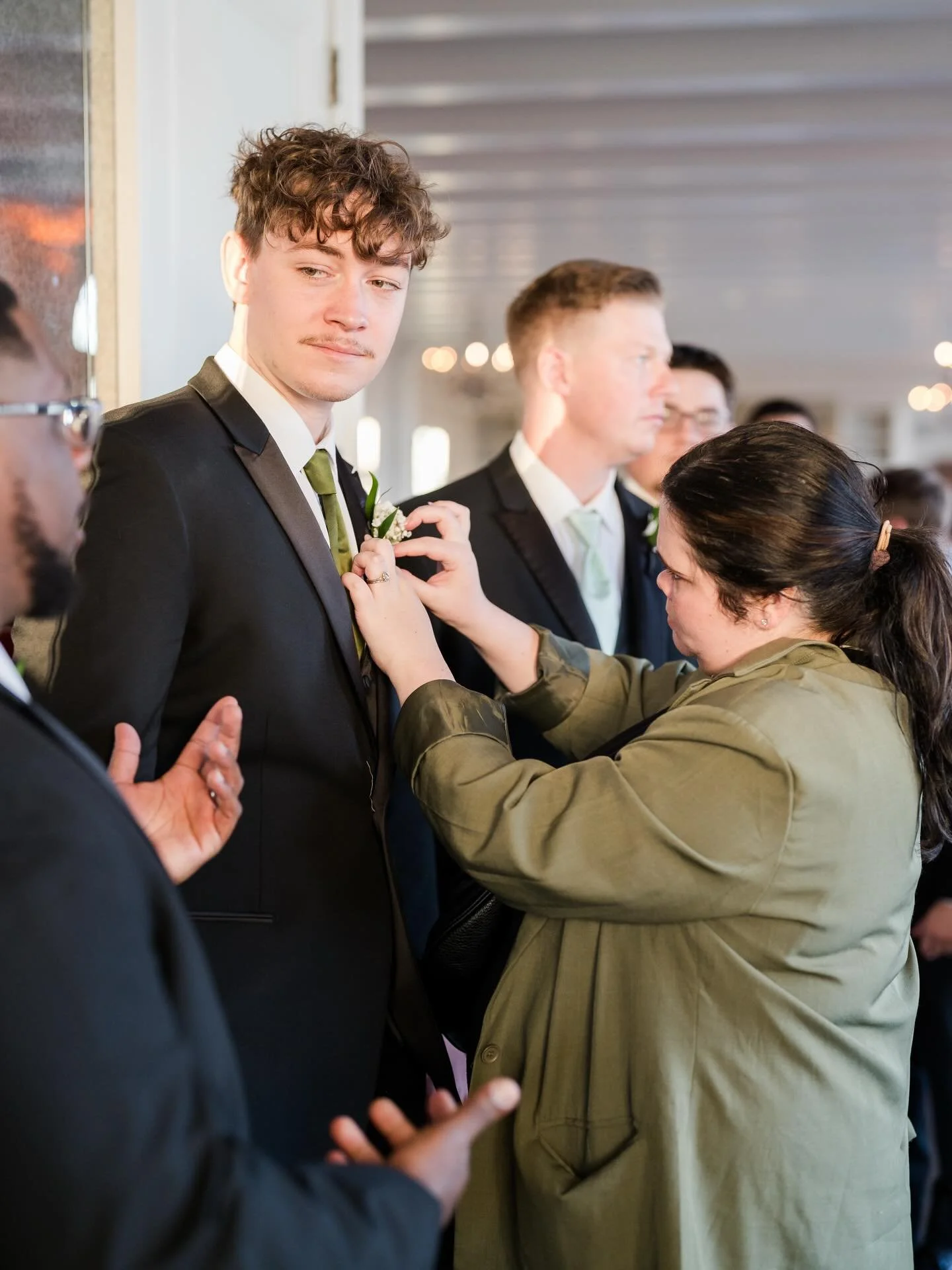 If there&rsquo;s one detail that always needs help, it&rsquo;s the boutonni&egrave;res.👀

Pinned too low, turned sideways, falling off mid-hug... we&rsquo;ve seen it all.🫣

Our job is to step in, pin them correctly, double-check placement, and keep