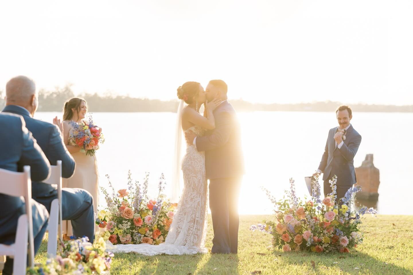 One of the biggest photo game changers is timing.🙌

Planning portraits around sunset creates the softest light, but making it work takes detailed planning. Whether that means scheduling a first look earlier in the day or building in time for portrai
