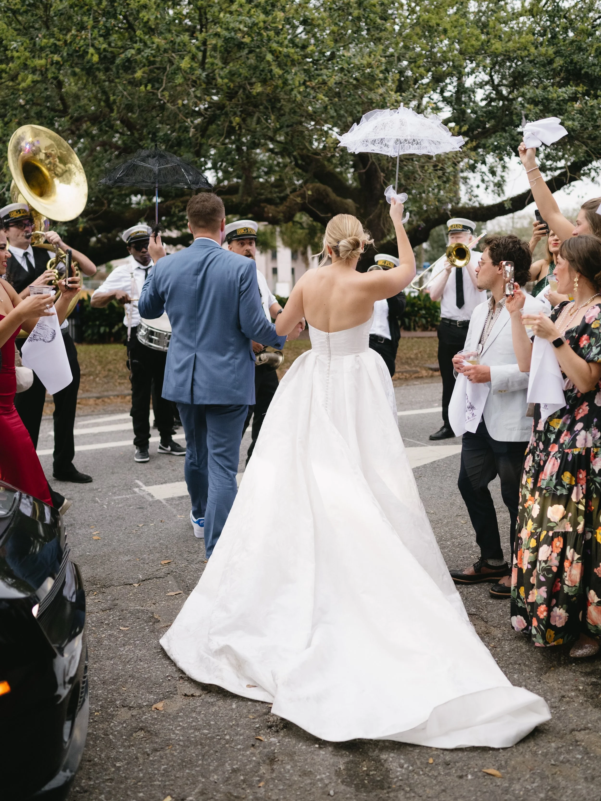 If there&rsquo;s a second line&hellip; you know it&rsquo;s a good wedding.🎺

If this is the kind of energy you want on your day, let&rsquo;s start planning. 💌
-
Photographer: @kaylahhammer
Planner: @bontempsevents
Band: @bigfunbrassband
-
#BonTemps