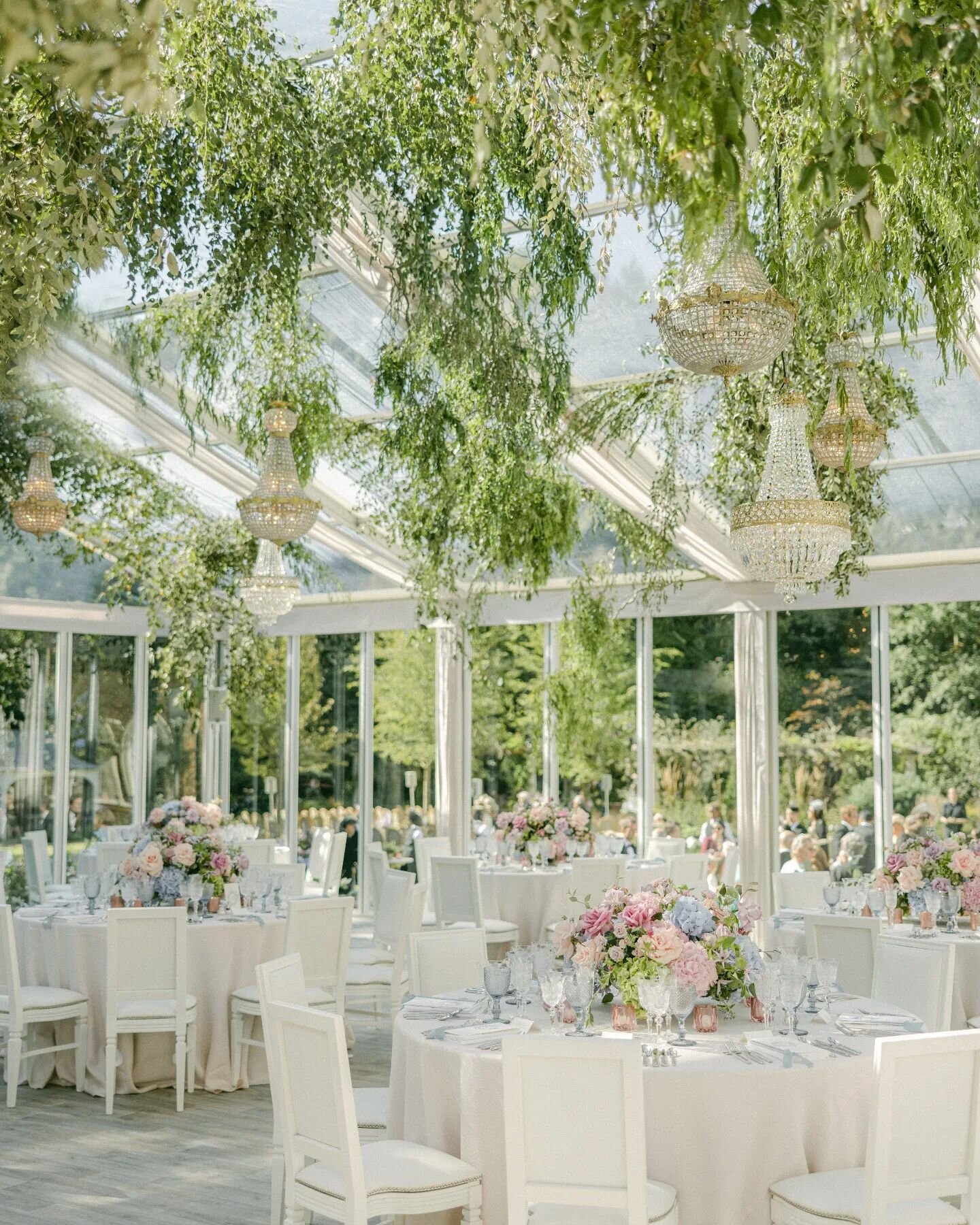 Great wedding from @nataliehewittweddings and an amazing team of creatives👌 from September. #bestisyettocome #designcreatebuild
#tent #marqueewedding #boxfresh

Design and Planning @nataliehewittweddings
Photography @hollyclarkphotography
Videograph