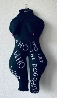  „Who …“ 2024, Textilarbeit, Leasing 15 €/mtl.                                                                             
