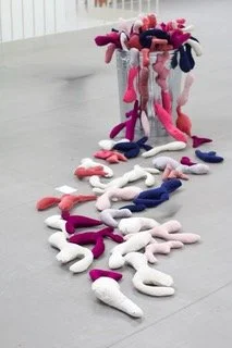 „Am Limit“, 2025, Textilarbeit,                                                                           Leasing. 35€/mtl. 