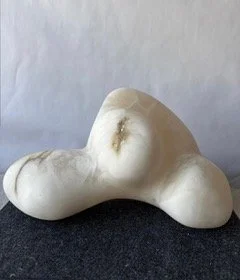 „Shape No 1“ 2025, Alabaster, Leasing 25€/mtl.