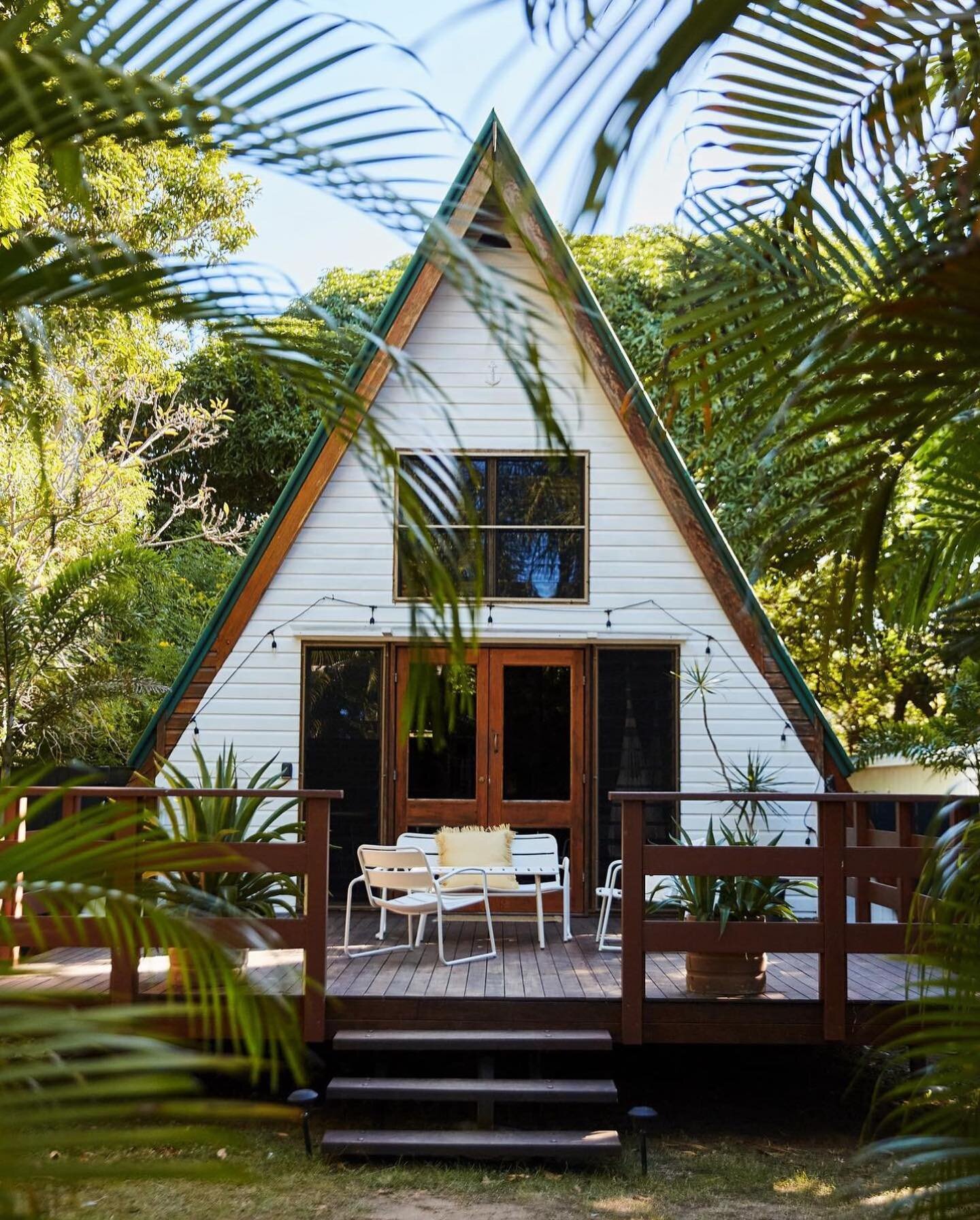 Tis the season for tropical A-Frames! Stay Awhile @maggieaframe 🌴 
📸 @laura.may.grogan 

Magnetic Island is always a little bit quirky. And this cute stay in Horseshoe Bay takes quirkiness to a new level. 

The cosy retreat, surrounded by lush palm