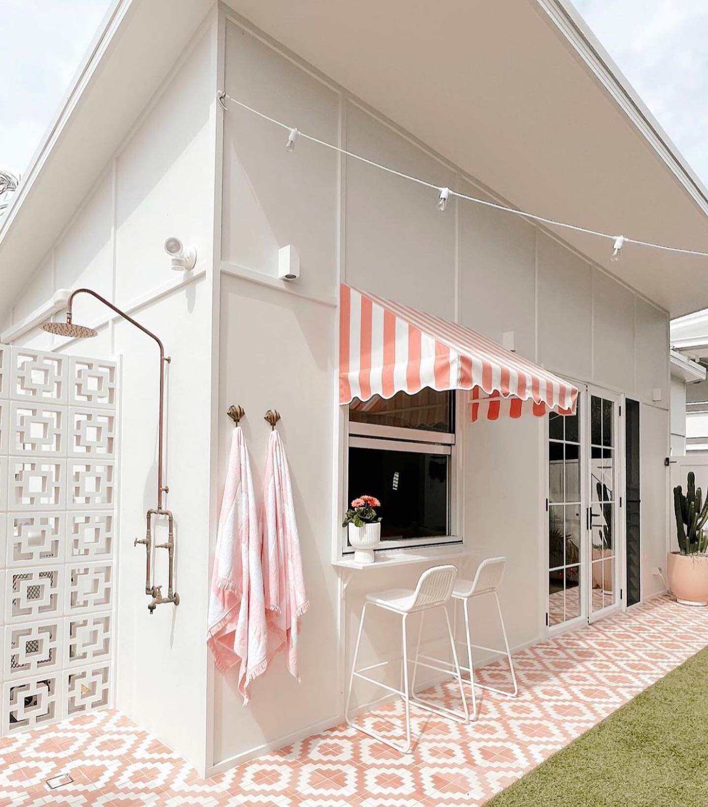 Stay Awhile @thecabana_casuarina 🌴 A super cute, brand new beach bungalow with a fun retro vibe.
Enter through a hidden pink door, inside you&rsquo;ll find a total dreamscape for a romantic getaway - think colorful tiles, super stylish decor, and a 
