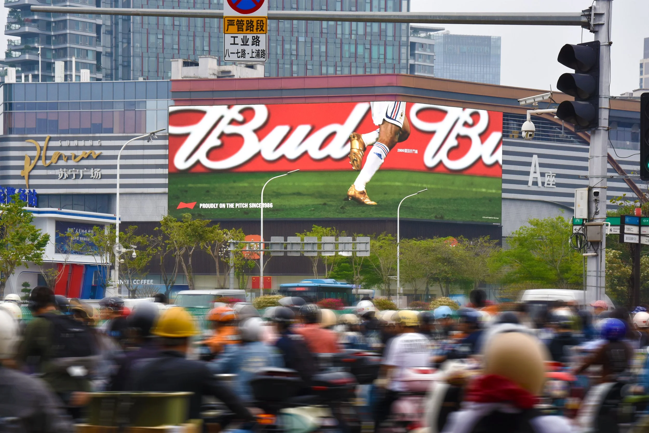 Budweiser_Proudly_OOH_China-Fuzhou.jpg