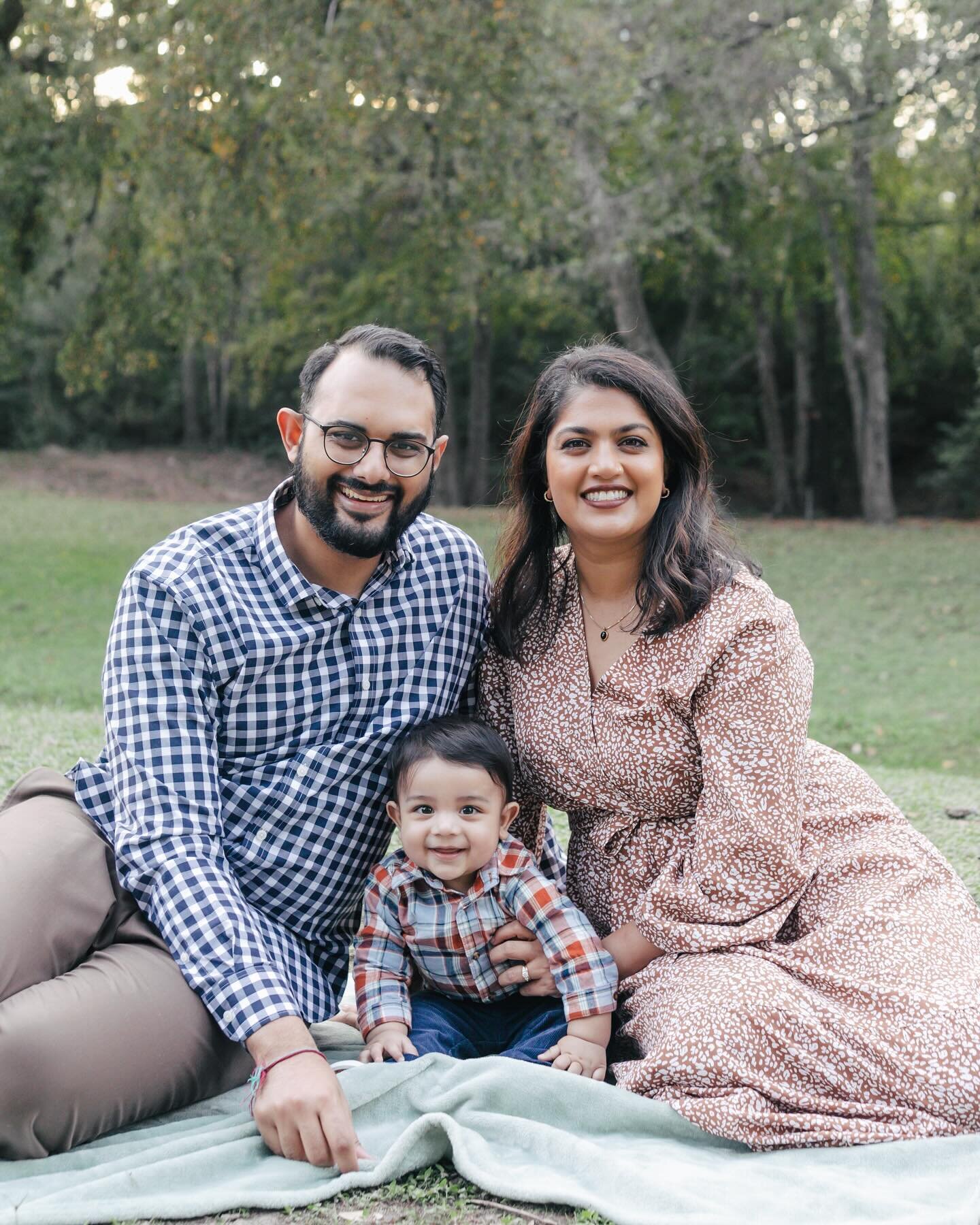 Some previews for @suriodhav and her family featuring the absolute cutest nugget who everyone had to get a photo with! Can&rsquo;t wait to deliver the rest of these of the whole extended family soon!

#houstonfamilyphotographer #houstonportraitphotog
