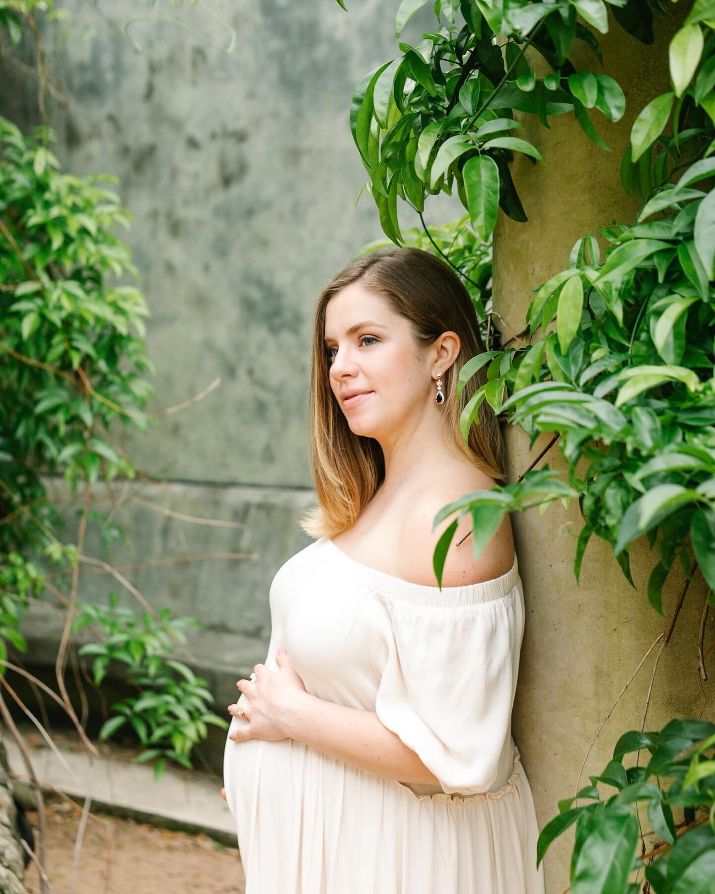 Breathtaking mom-to-be @toriyaussy!! Obsessed with the columns, foliage, textures, ahhh! And Tori was amazing and found/suggested this amazing location herself! Can&rsquo;t wait to edit the rest of these 😍😍

#houstonportraitphotography #houstonmate