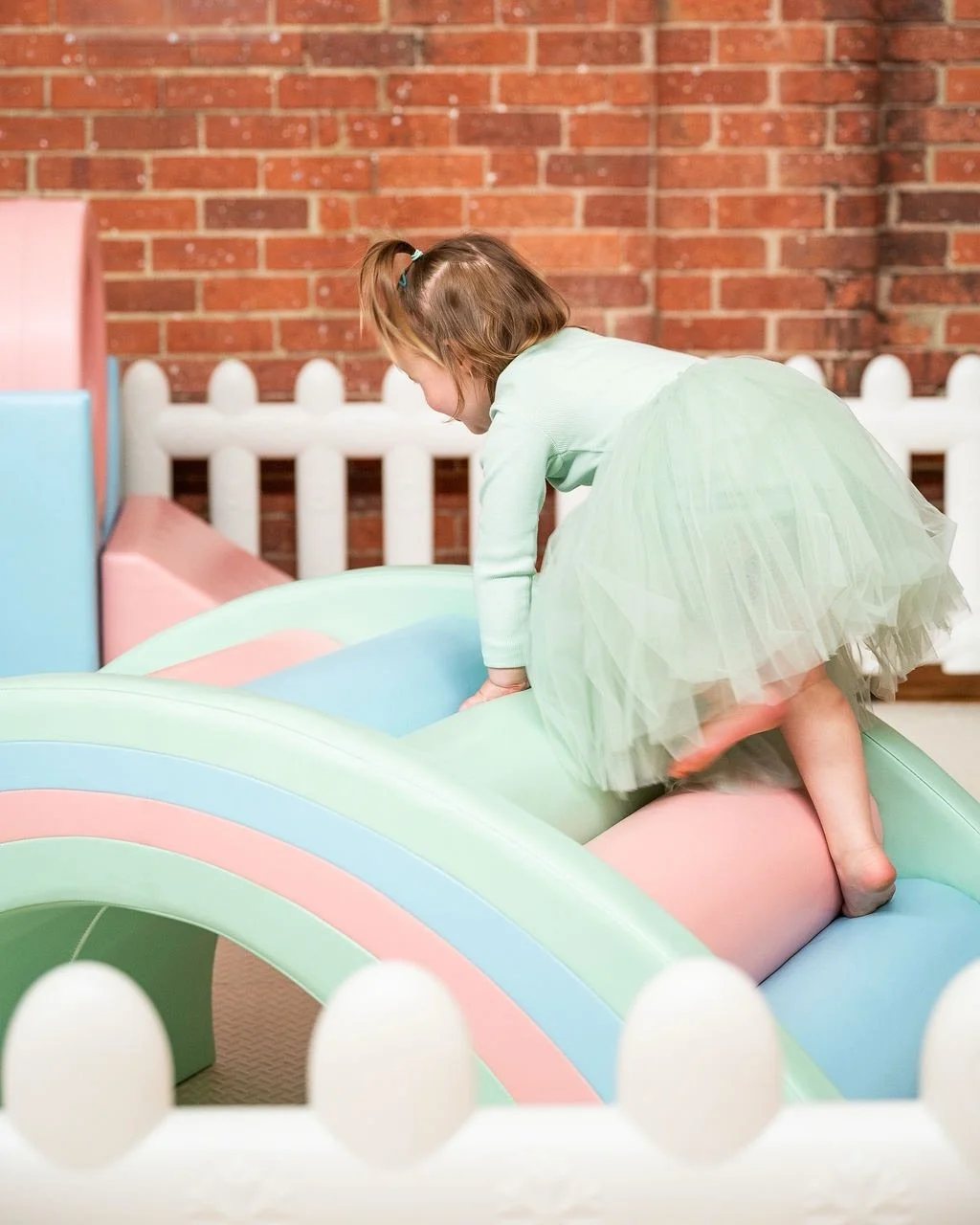 Cold outside, but the fun doesn&rsquo;t stop ❄️🤍 

Our soft play setups are perfect for indoor winter parties keeping little ones entertained, active and smiling (while you stay warm ☕️) 

🎉 Book your winter event now and enjoy 10% OFF 
📅 Valid fo