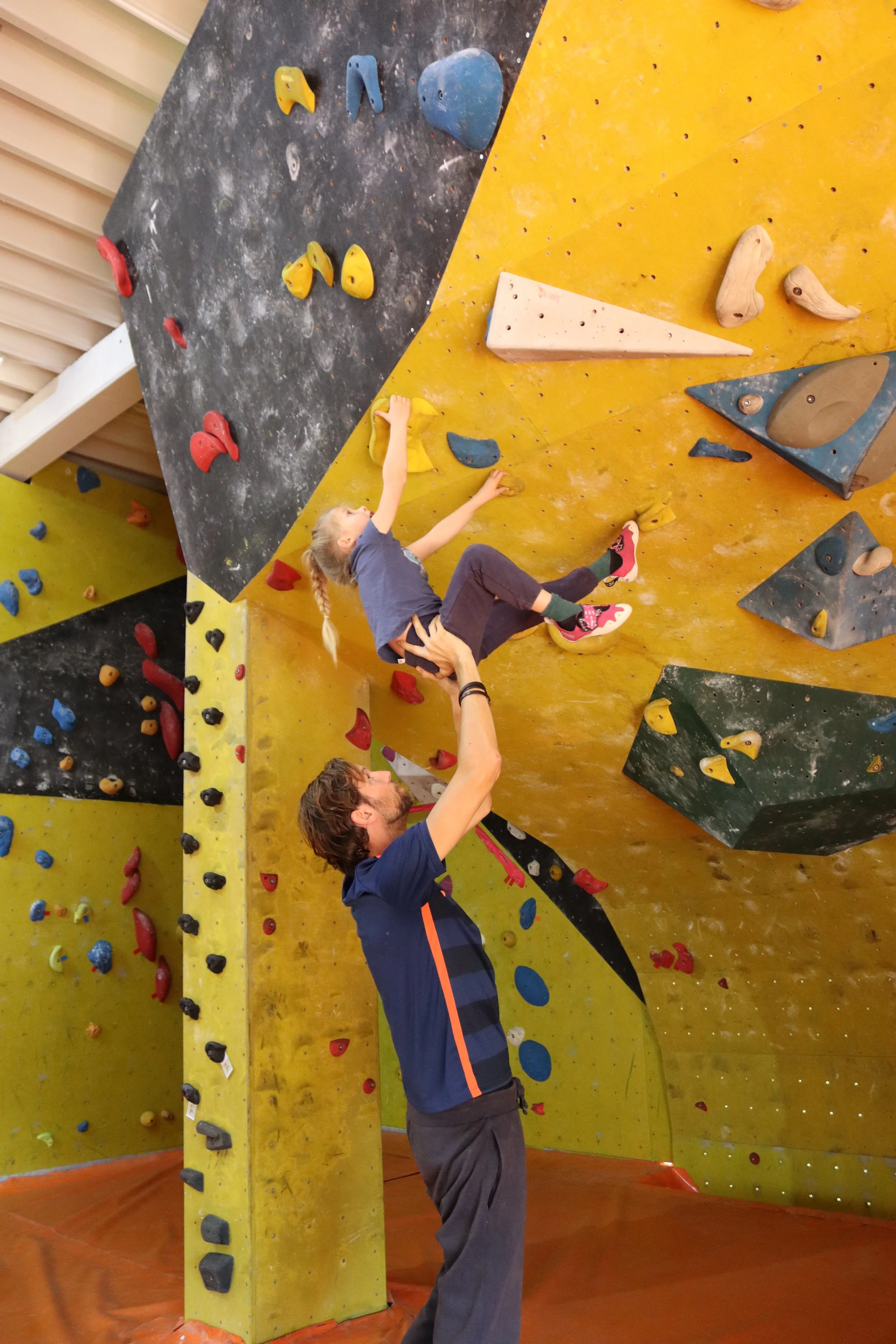 Hier klettern Heiko und Iva in Trier in der Kletterhalle