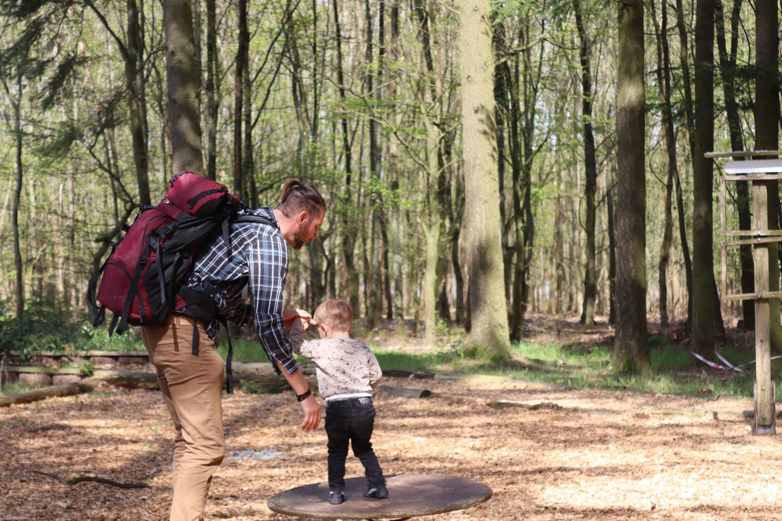 Heiko ist als Erlebnispädagoge im Wald unterwegs