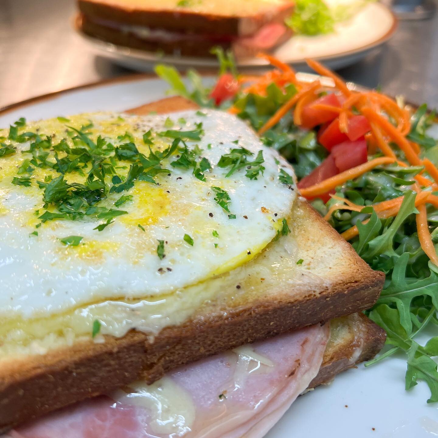 Two weeks in, and already a classic
Introducing our Croque Madame 🤤🧀
Bon App&eacute;tit 🇫🇷

#brunchtime #hermosabeach #hermosaoneeats #trulyhermosa #croquemadame #croquemonsieur #frenchfood #southbayeats