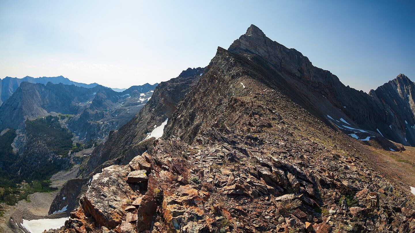 Saddle riding at 11,000&rsquo; | 70&bull;29&bull;22

Old Hyndman peak in the background. Looking left is a couple thousand feet (pretty much straight down), looking right is a much more reasonable decent. 

#idaho #pioneer #mountains