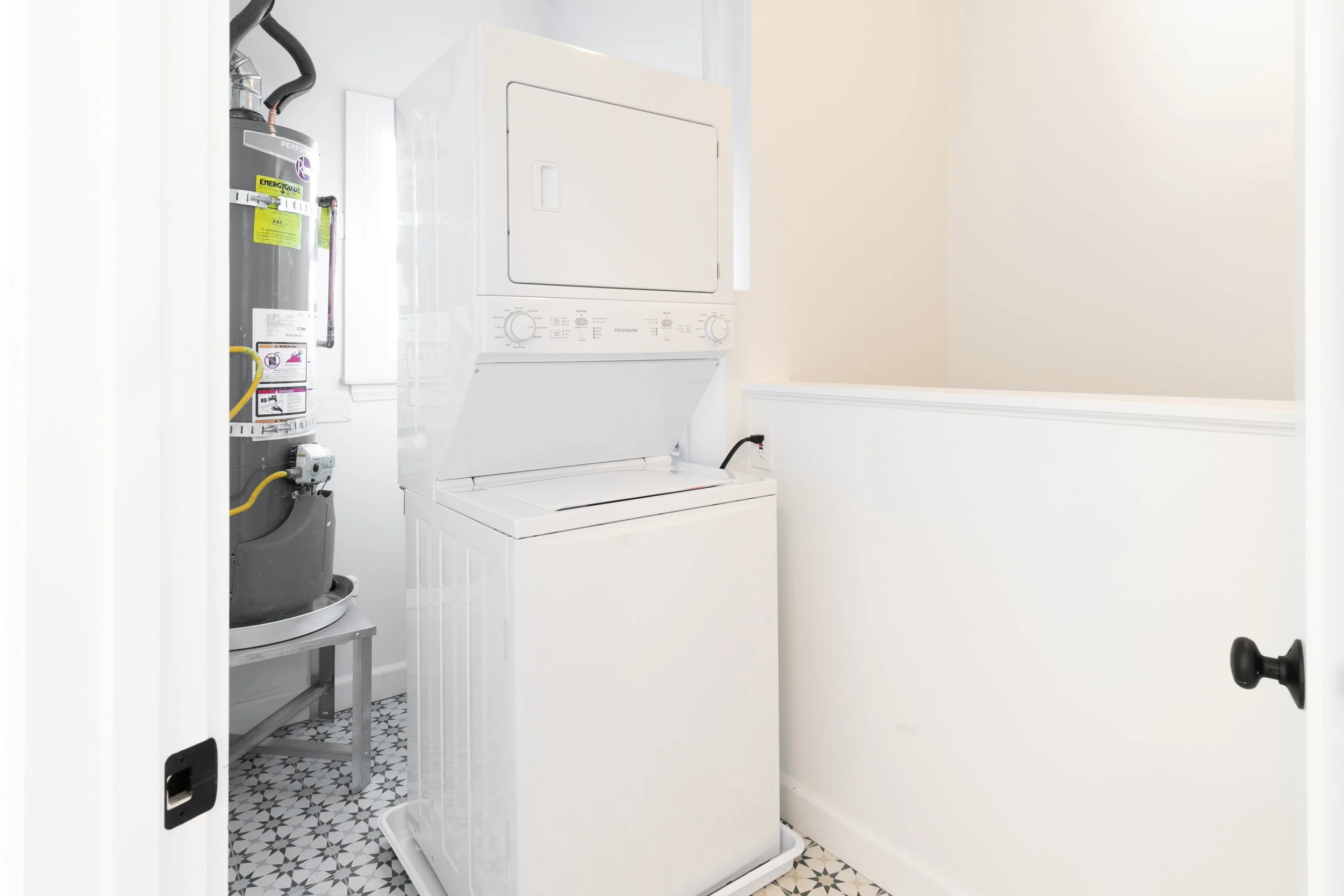 20 - Interior 2822 1_2 Wellington.jpg