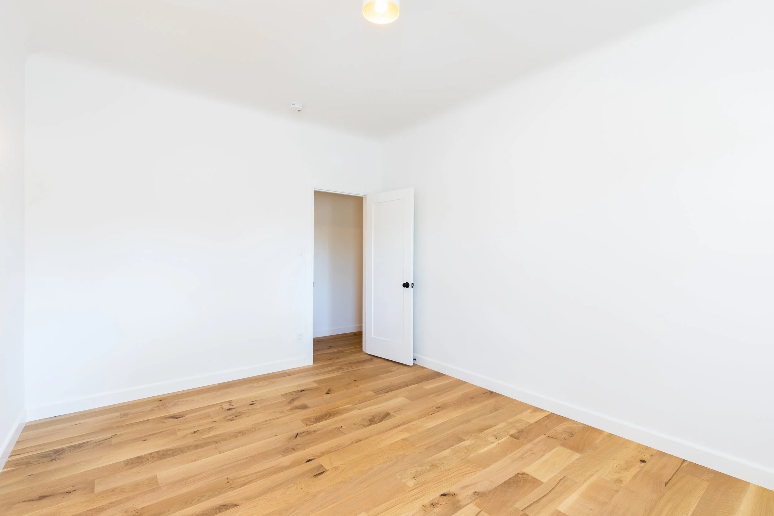 15 - Interior 2822 1_2 Wellington.jpg